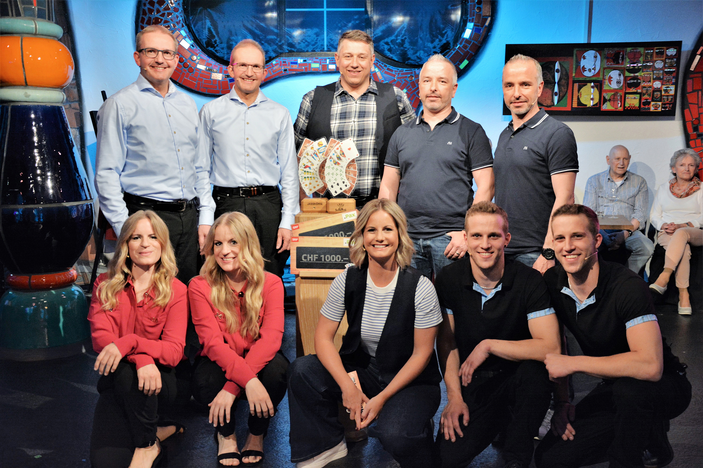 Samschtig-Jass – Zwilling-SpecialModeratorin Fabienne Gyr (unten M.) und Jass-Schiedsrichter Jörg Abderhalden (oben M.) mit den Zwillingspaaren Peter und Roland Wismer, Lukas und Christoph Fuchs, Tabea und Petra Lämmchen und die jüngsten beiden Jasser in der Zwillingsrunde, Cyrill und Simon Rusch.2023Copyright: SRF