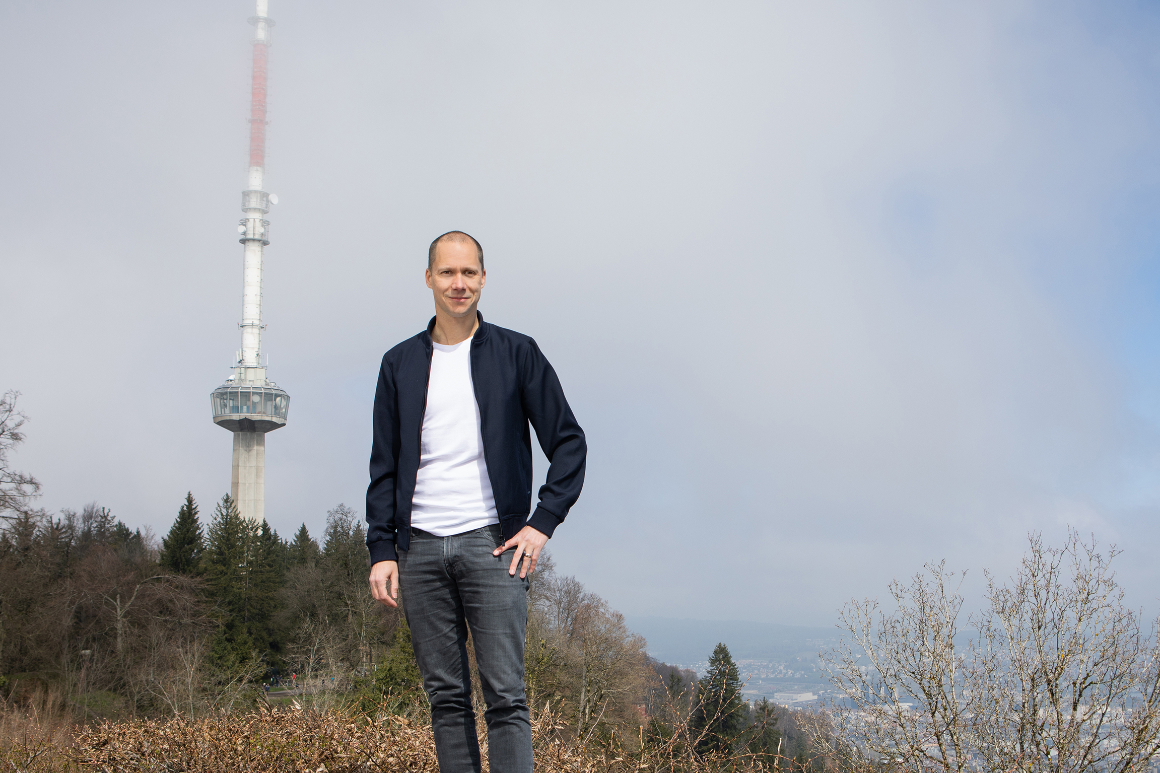 Schweiz aktuell auf den HausbergenModerator Mario Torriani auf dem Zürcher Hausberg, dem Uetliberg2023Copyright: SRF/Miriam Kuenzli