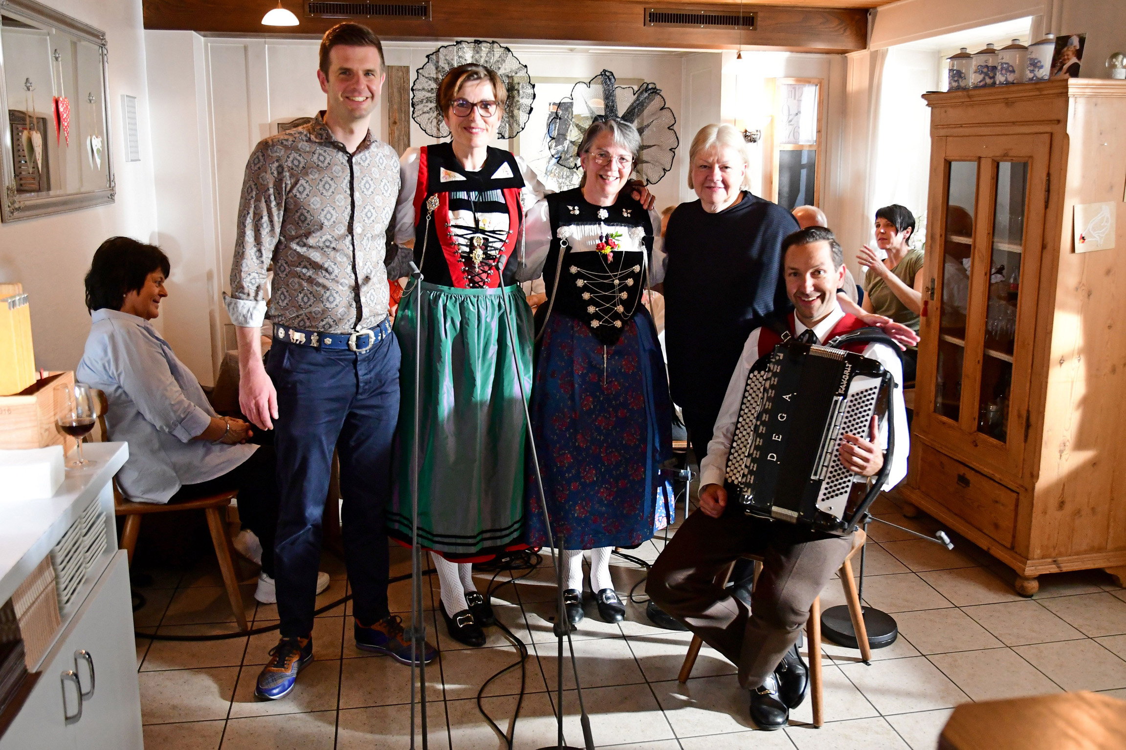 Potzmusig – auf den Spuren einer Legende in Kappel am Albis ZHModerator Nicolas Senn mit dem Jodelduett mit Eva Graber und Helene Wagner,Gastgeberin vom Adler Kappel Renata Schönbächler und am Akkordeon Thomas Stich.Copyright: SRF/eastdesign.ch/Nicolas Senn