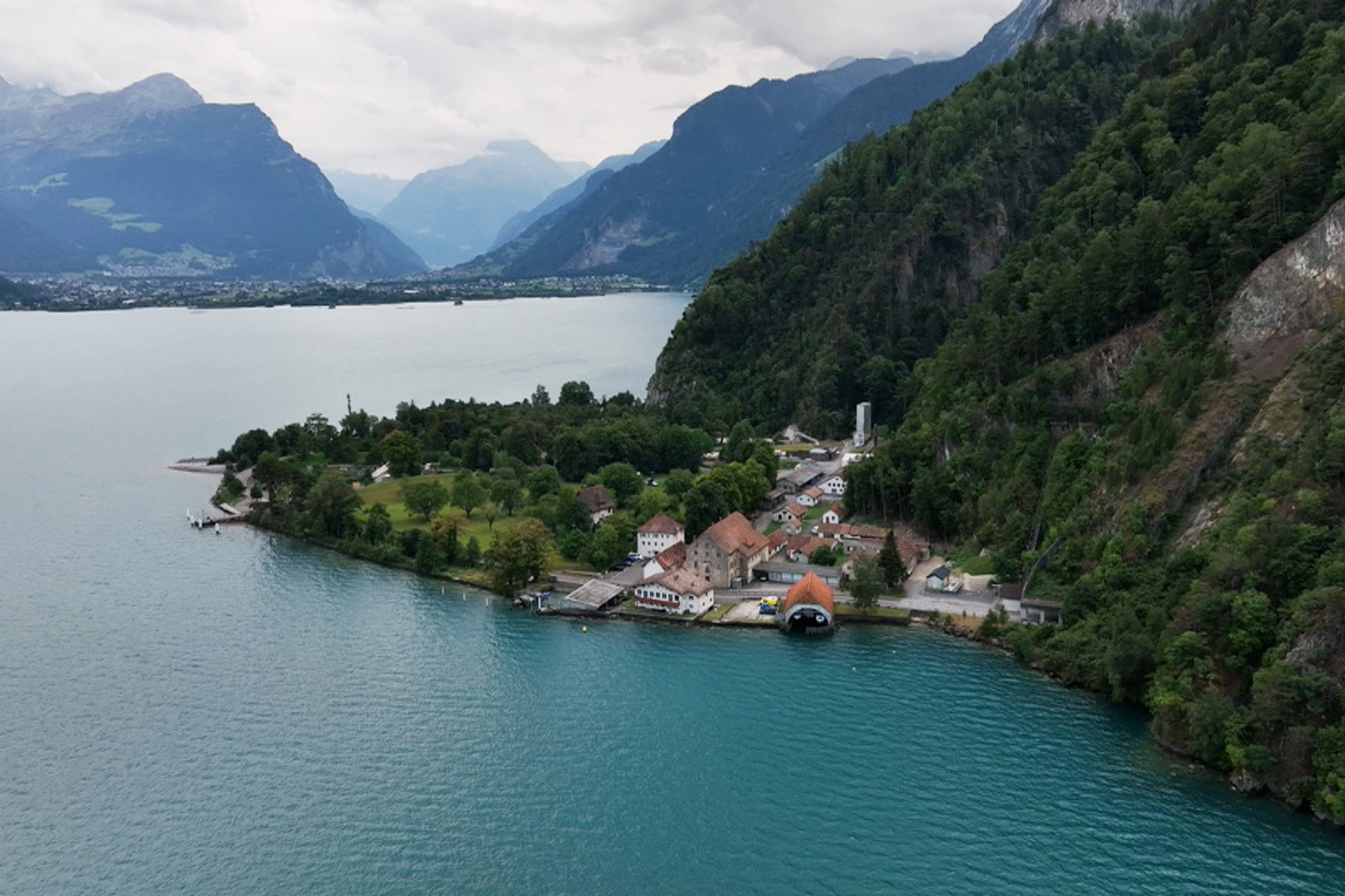 ReporterLuxus-Tourismus am Urnersee – Wie eine Grüne Samih Sawiris stoppen willUrnerseebecken mit der Isleten und dem Grundstück der ehemaligen Sprengstofffabrik Cheddite. Copyright: SRF