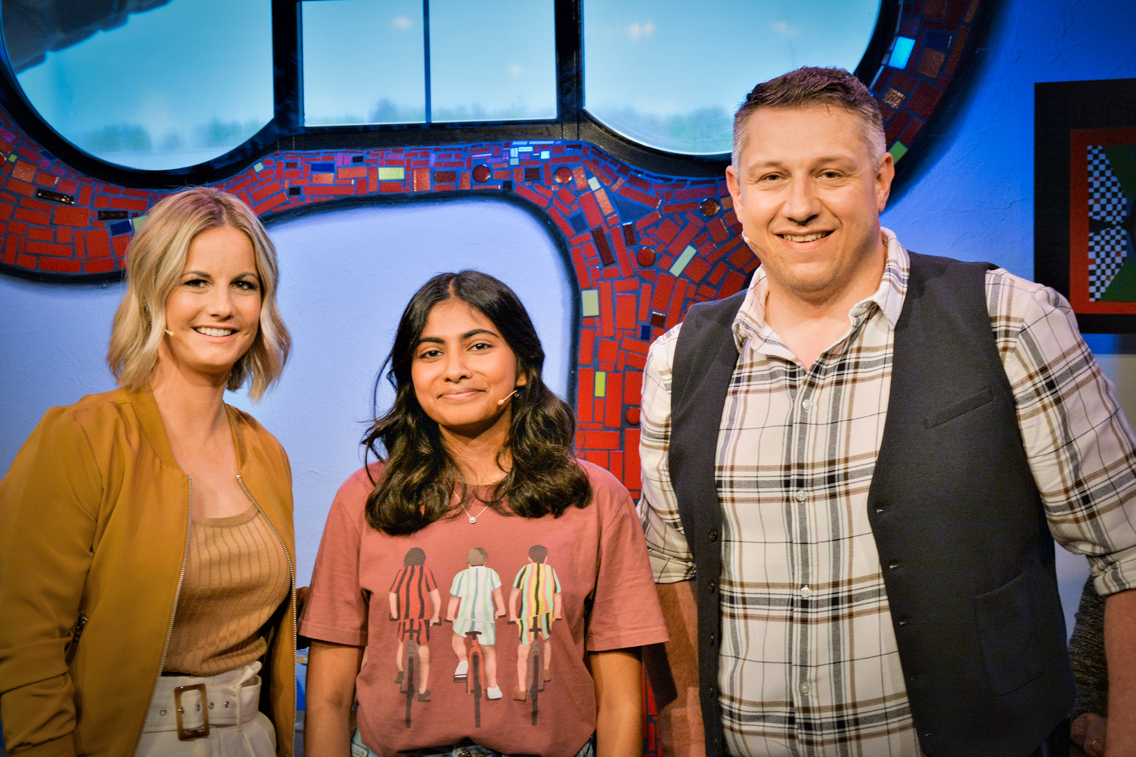Samschtig-Jass - Mit Reena KrishnarajaModeratorin Fabienne Gyr mit der appenzeller Comedy-Newcomerin Reena Krishnaraja und Jassschiedsrichter Jörg Abderhalden2023Copyright: SRF