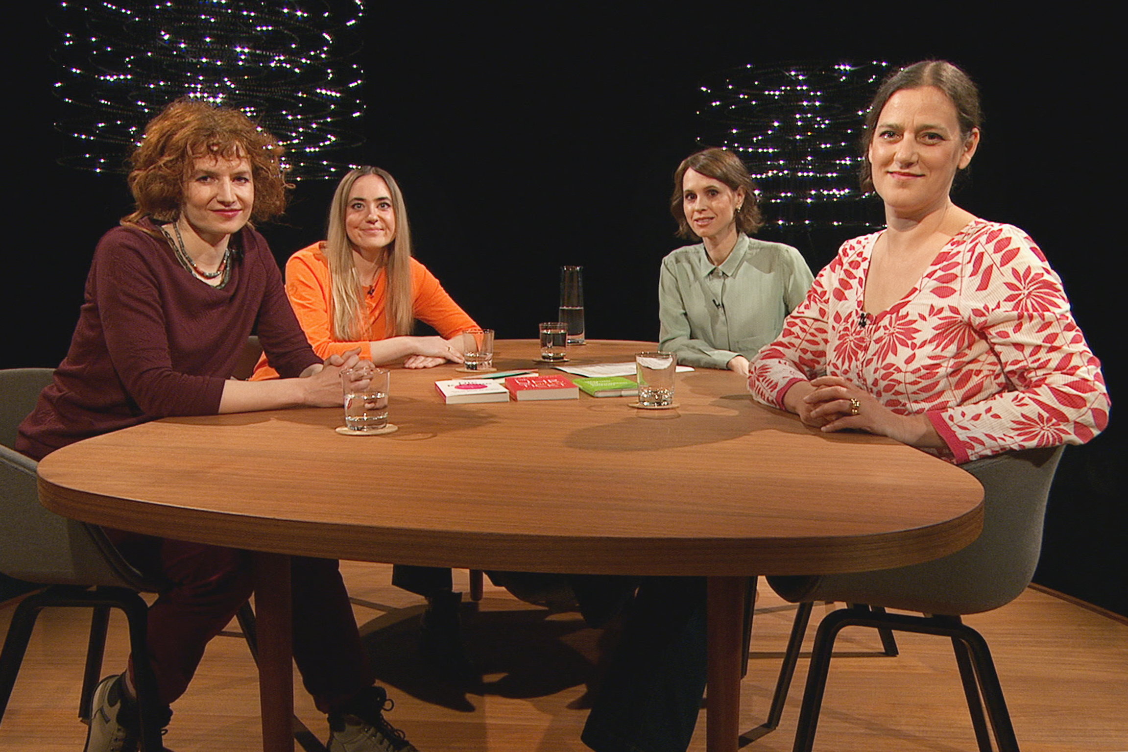 Sternstunde PhilosophieMuttersein – Natürlich kompliziert!Sarah Diehl, Autorin und Aktivistin, Johanna Dürrholz, Autorin und FAZ-Redakteurin, Catherine Newmark, Philosophin und Journalistin mit Moderatorin Barbara BleischCopyright: SRF