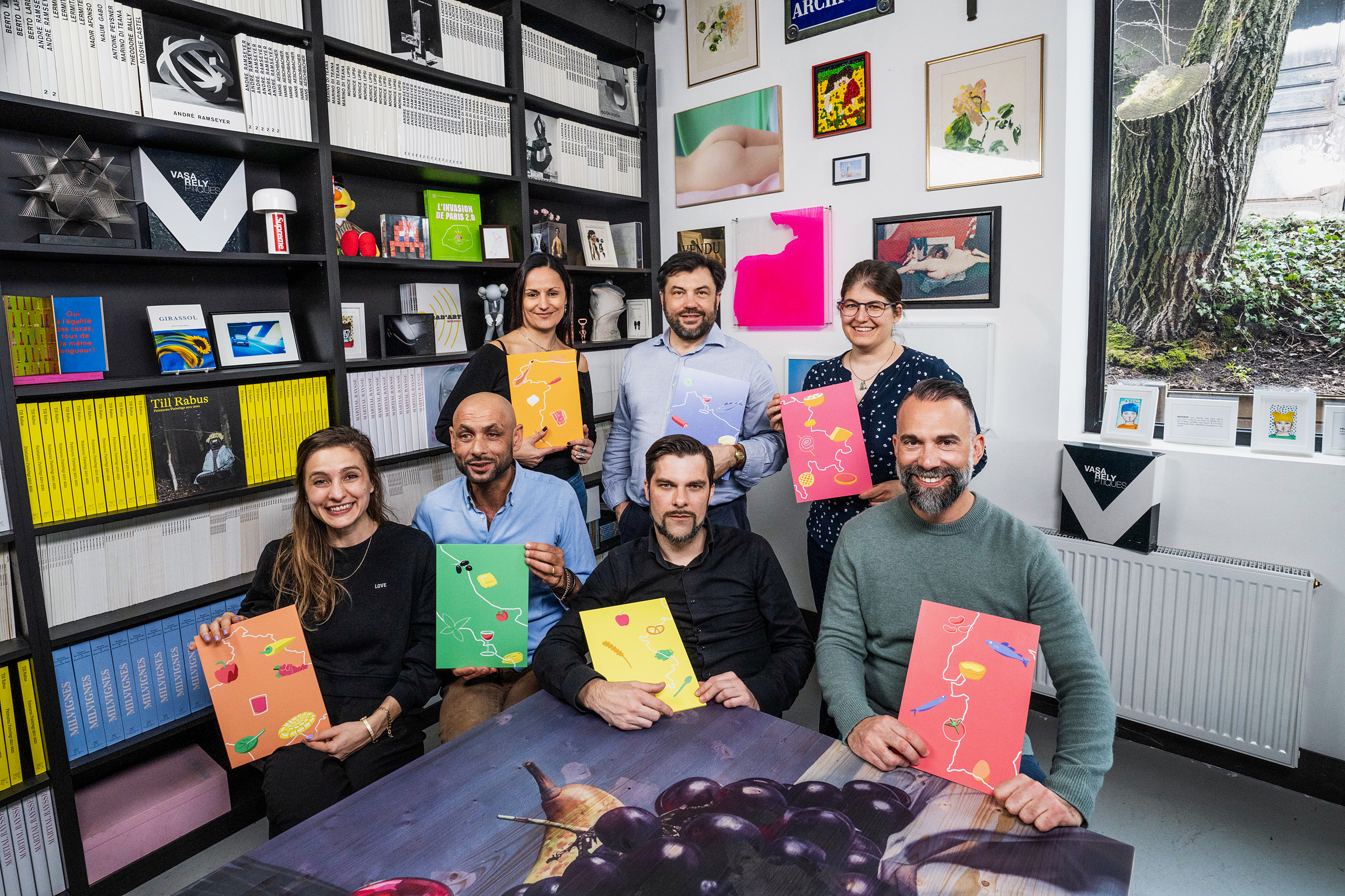 Die Rezepte unseres Lebens – Christian LasalmonieStaffel 1Gruppenbild der Kandidatinnen und Kandidaten: hinten v.l. Alicia López, Christian Lasalmonie und Carmen Zellwegervorne v.l.: Mergime Nocaj, Fabio Marzo, Johannes Just und Stefano Dias2023Copyright: SRF/RTS/Philippe Christin