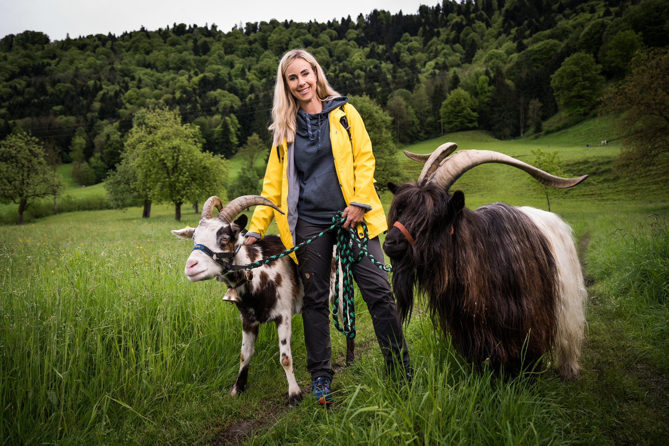 SRF bi de Lüt: Wunderland – Die GeissentourEin Abenteuer mit Nicole Berchtold und zwei WanderziegenStaffel 1Nicole Berchtold unterwegs im Entlebuch mit den zwei Wanderziegen Big Joe und Lucky2023Copyright: SRF/Pascal Mora