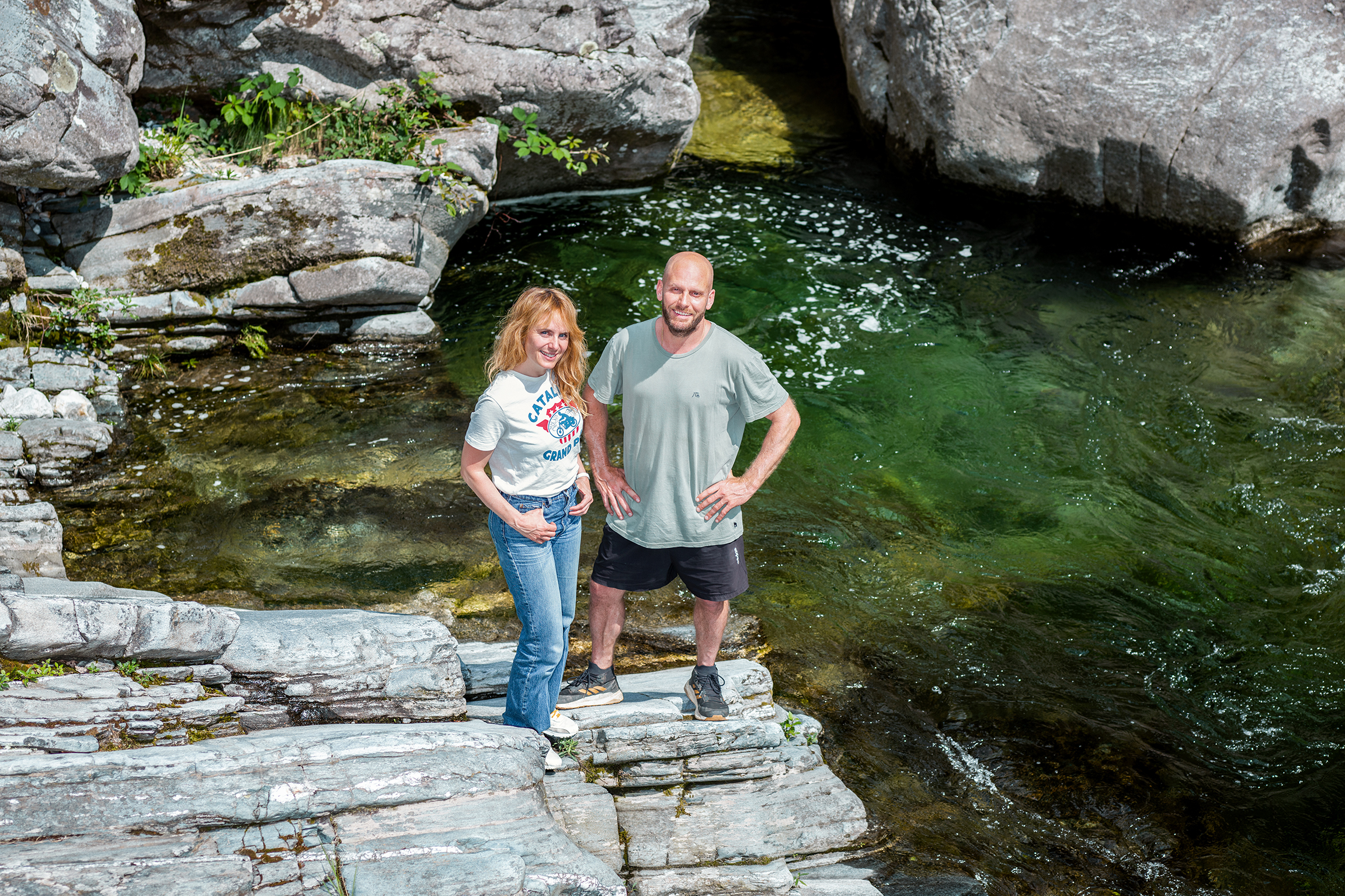 G&G - Perle d’Acqua: Das Aarekind im TessinSchauspielerin Anna Pieri Zurcher und Redaktor Sandro Sabatini an der Maggia2023Copyright: SRF/Valeriano di Domenico