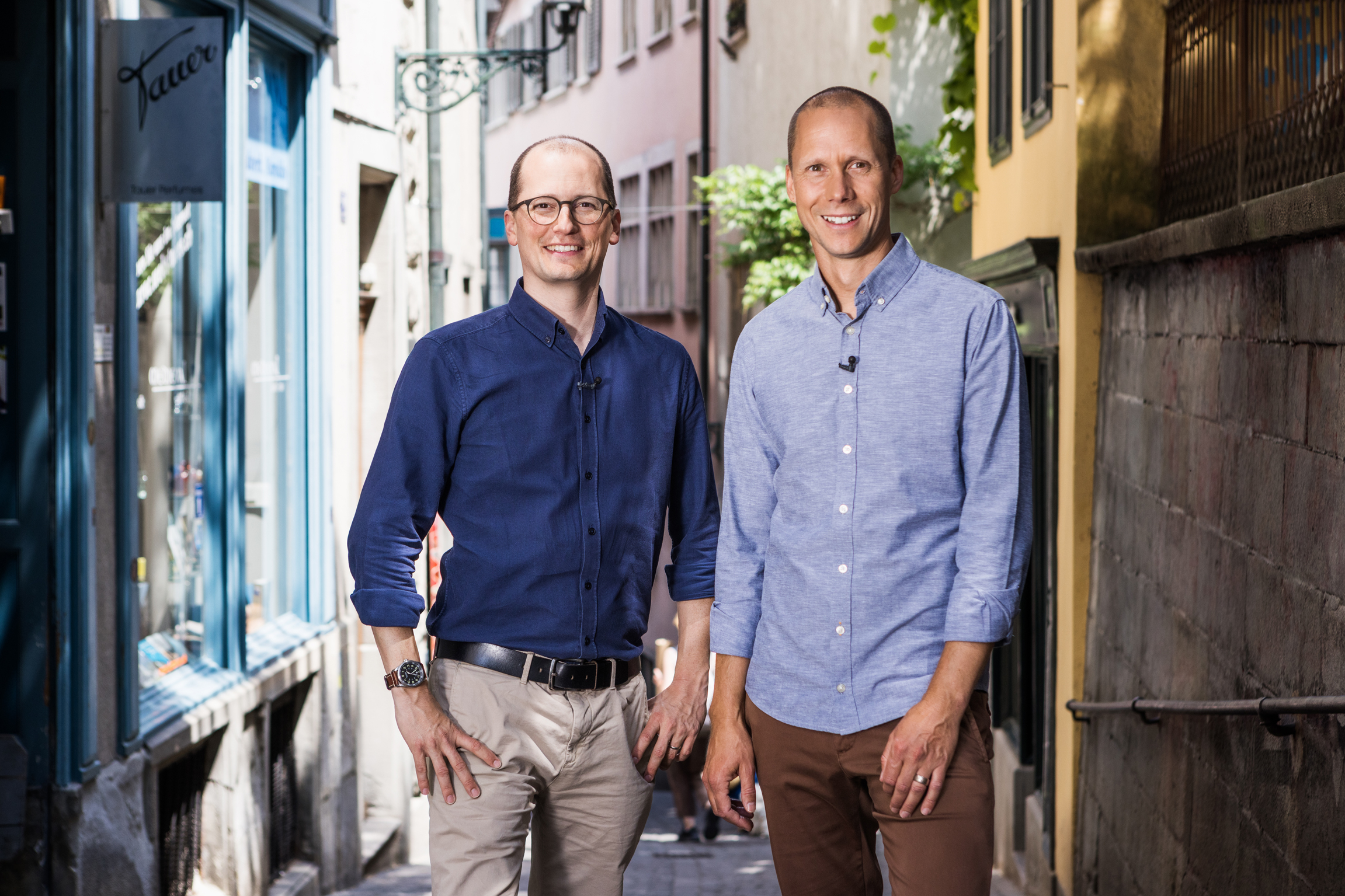 Schweiz aktuell-Sommerserie: Wenn Alt auf Neu trifftDie Moderatoren Michael Weinmann und Mario Torriani im Züricher Niederdorf2023Copyright: SRF/Miriam Künzli