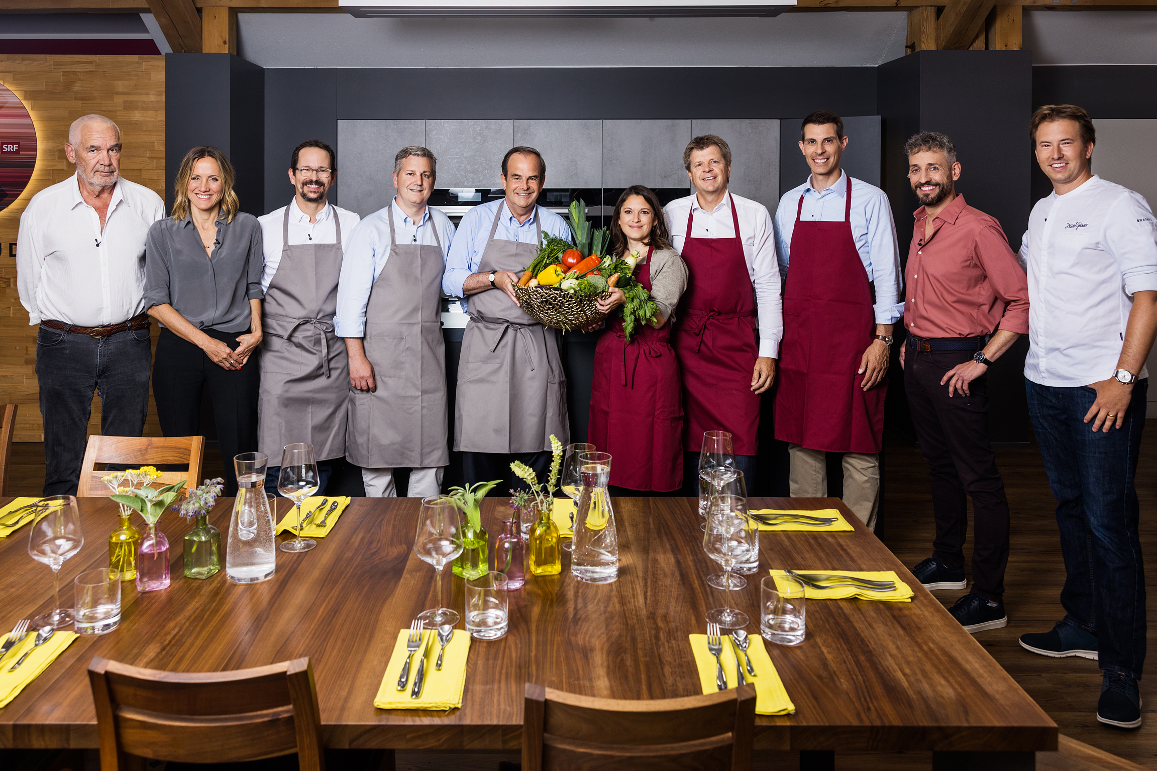 Club Sommerserie: Politik auf dem TellerGruppenbild mit Moderatorinnen, den beiden Parteipräsidenten-Teams und Köchen:v.l. David Höner (Gründer von Cuisine sans Frontière), Moderatorin Barbara Lüthi, Balthasar Glättli (Grüne), Marco Chiesa (SVP), Gerhard Pfister (Die Mitte), Mattea Meyer (SP), Jürg Grossen (GLP), Thierry Burkart (FDP, Moderator Mario Grossniklaus und Gastgeber David Geisser2023Copyright: SRF/Gian Vaitl