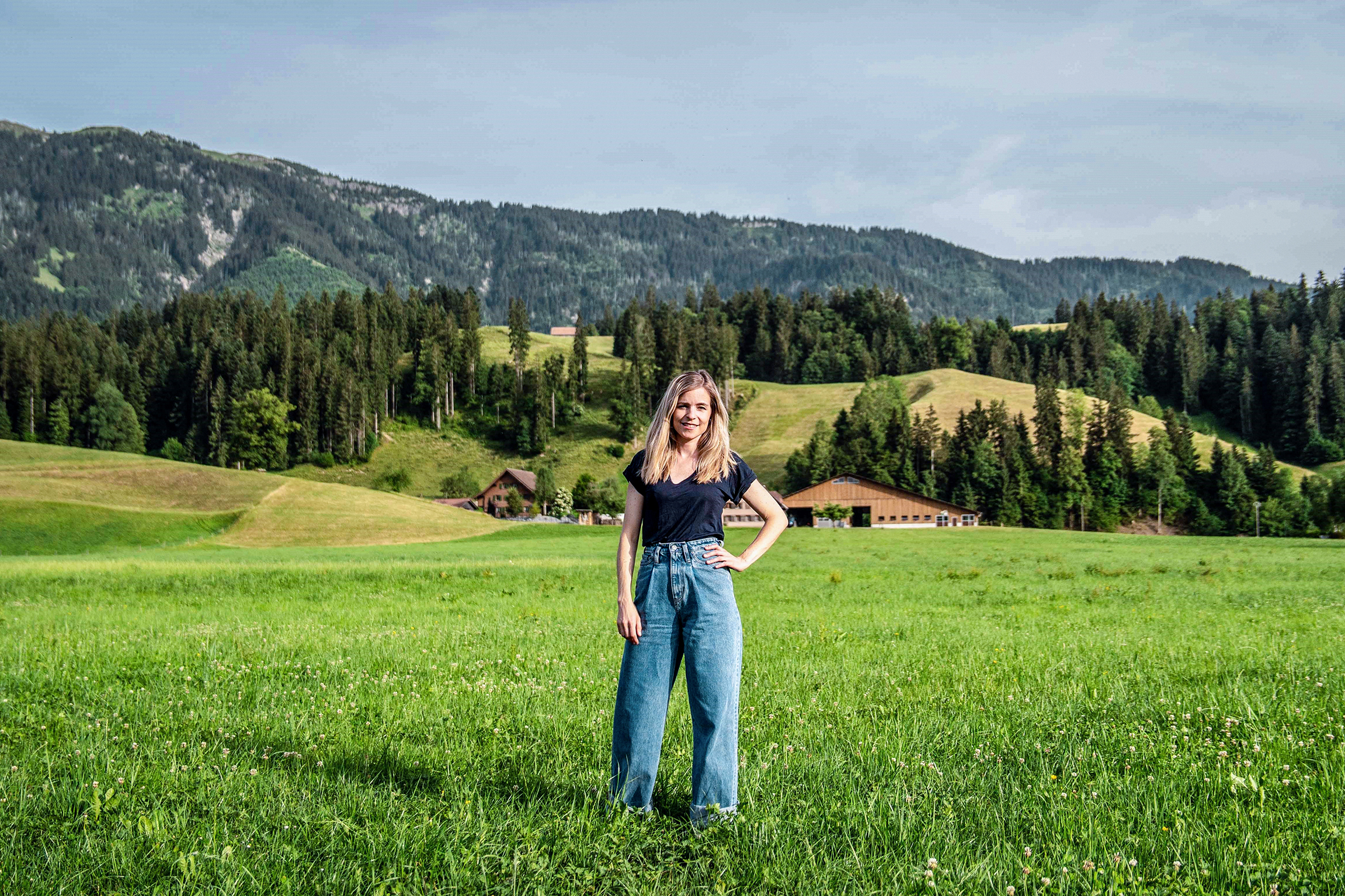Schweiz aktuell – Rund um den Napf durchs EmmentalModeratorin Katharina Locher im Napfgebiet2023Copyright: SRF/Luca Gisler