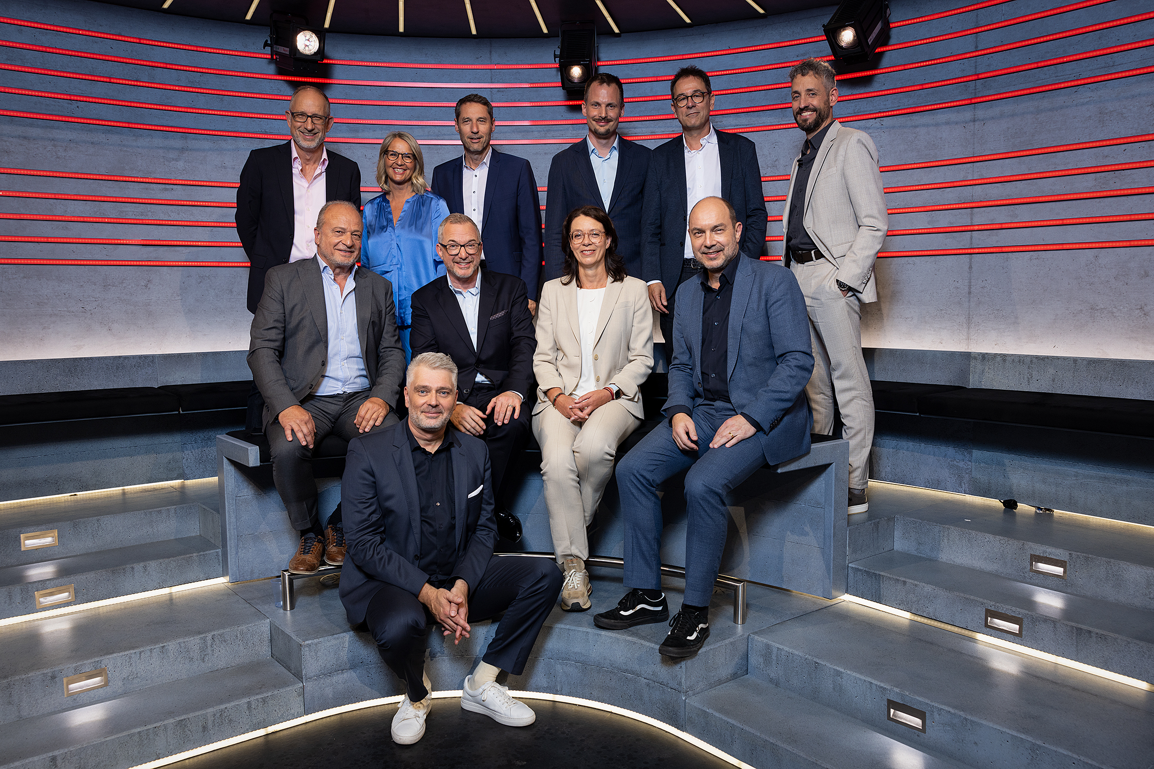 30 Jahre Arena – Jubiläumssendung30.6.2023Gruppenbild mit allen ehemaligen und aktuellen Moderatorinnen und Moderatoren: hinten v.l. Reto Brennwald, Sonja Hasler, Urs Wiedmer, Jonas Projer, Chefredaktor Tristan Brenn, Mario Grossniklaus; vorne v.l. Filippo Leutenegger, Patrick Rohr, SRF Direktorin Nathalie Wappler, und Urs Leuthard; ganz vorne: Sandro BrotzCopyright: SRF/Gian Vaitl