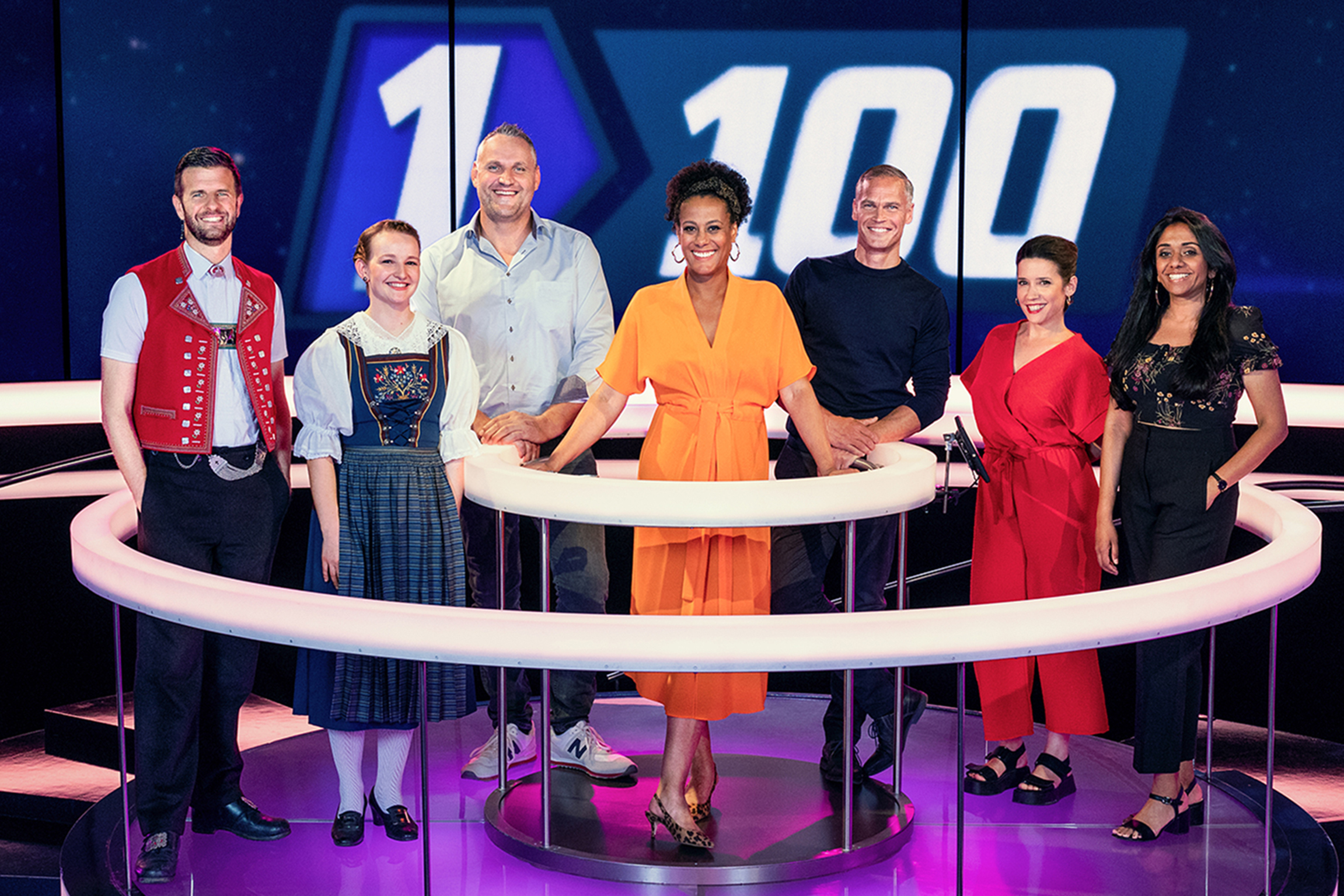 1 gegen 100 – Traditionen Specialmit Angélique BeldnerNicolas Senn, Arlette Wismer, Nöldi Forrer, Moderatorin Angélique Beldner, Renzo Blumenthal, Gülsha Adilji und Tama Vakeesan 2023Copyright: SRF/Mirco Rederlechner