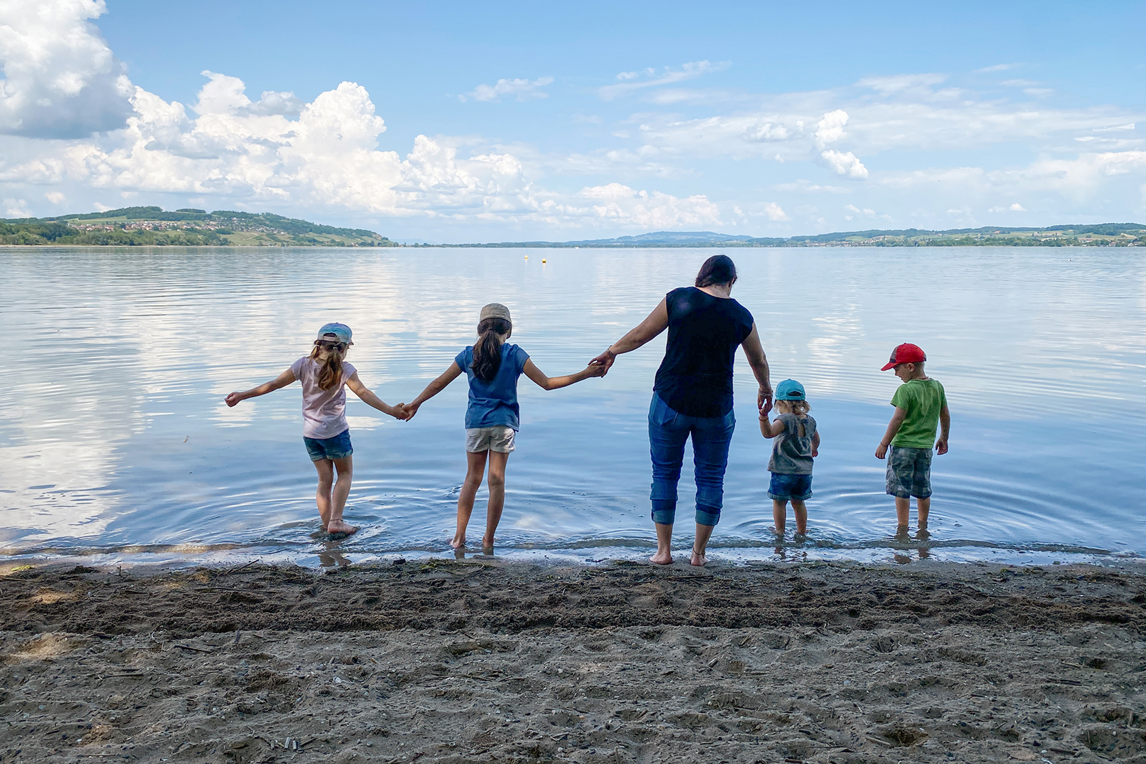 Mona mittendrin Verwitwet mit Kindern – Wie geht das Leben für die Familie weiter?Der Schicksalsschlag hat die Familie Kyburz noch enger zusammengeschweisst.2023Copyright: SRF