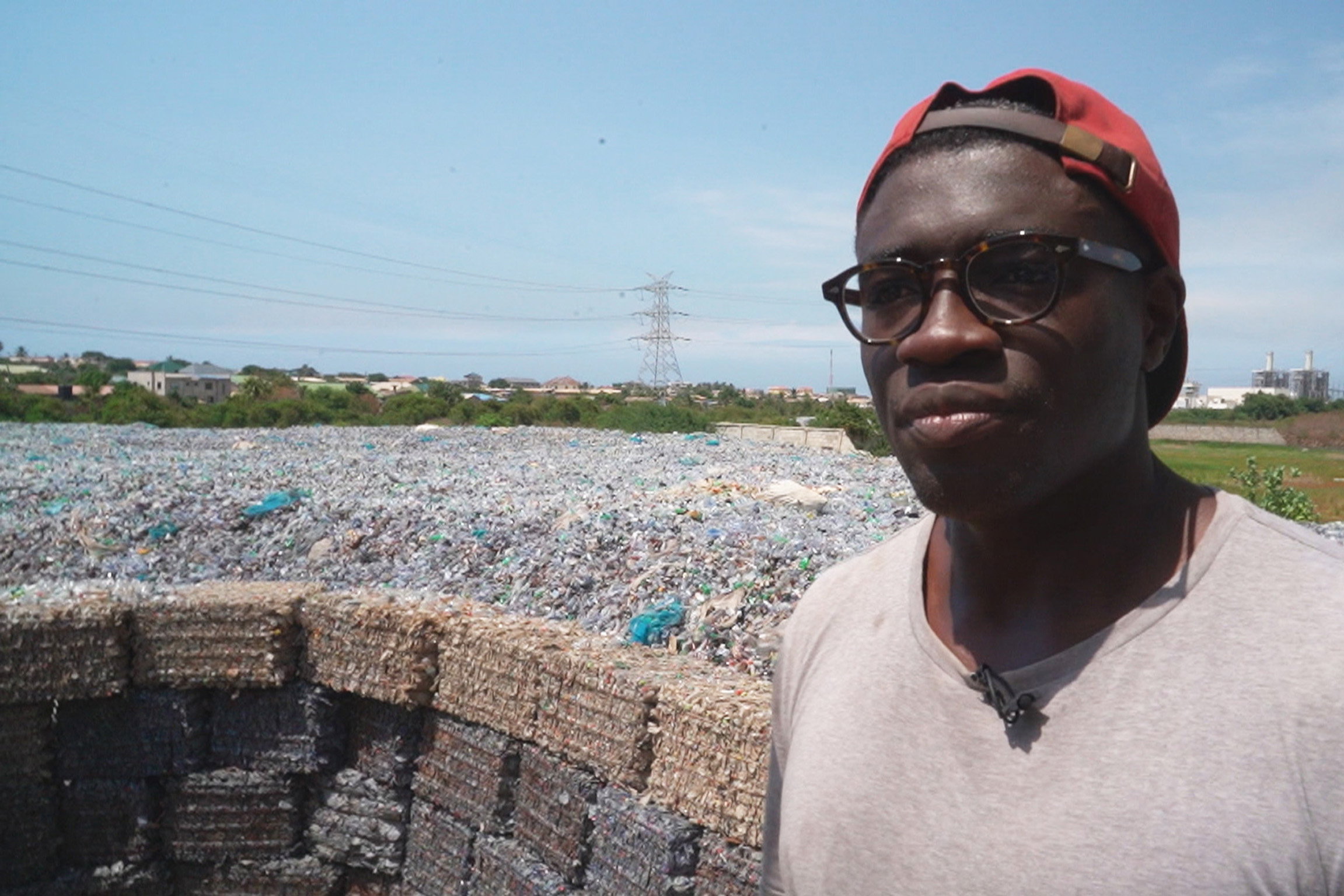 ReporterWenn der Traum vom PET-Recycling zum Albtraum wird – Ein Schweizer in GhanaJeffrey Provencal in seinem PET-Lager in Tema Copyright: SRF