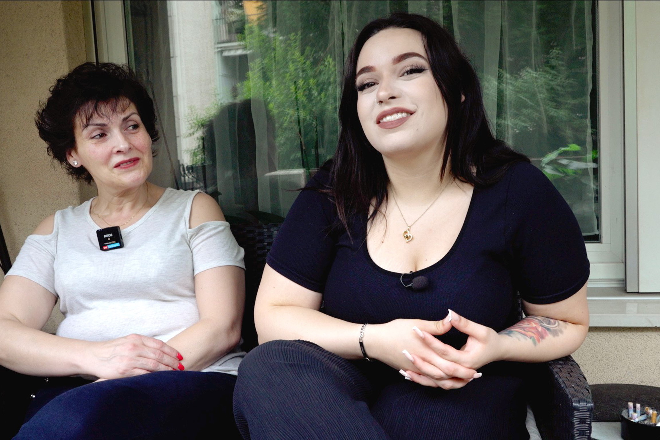 rec. ReportageAusziehen verboten -  Wenn Eltern dich zurückhaltenMutter Isabelle Fernandes und Tochter Elodie sitzen auf dem BalkonCopyright: SRF