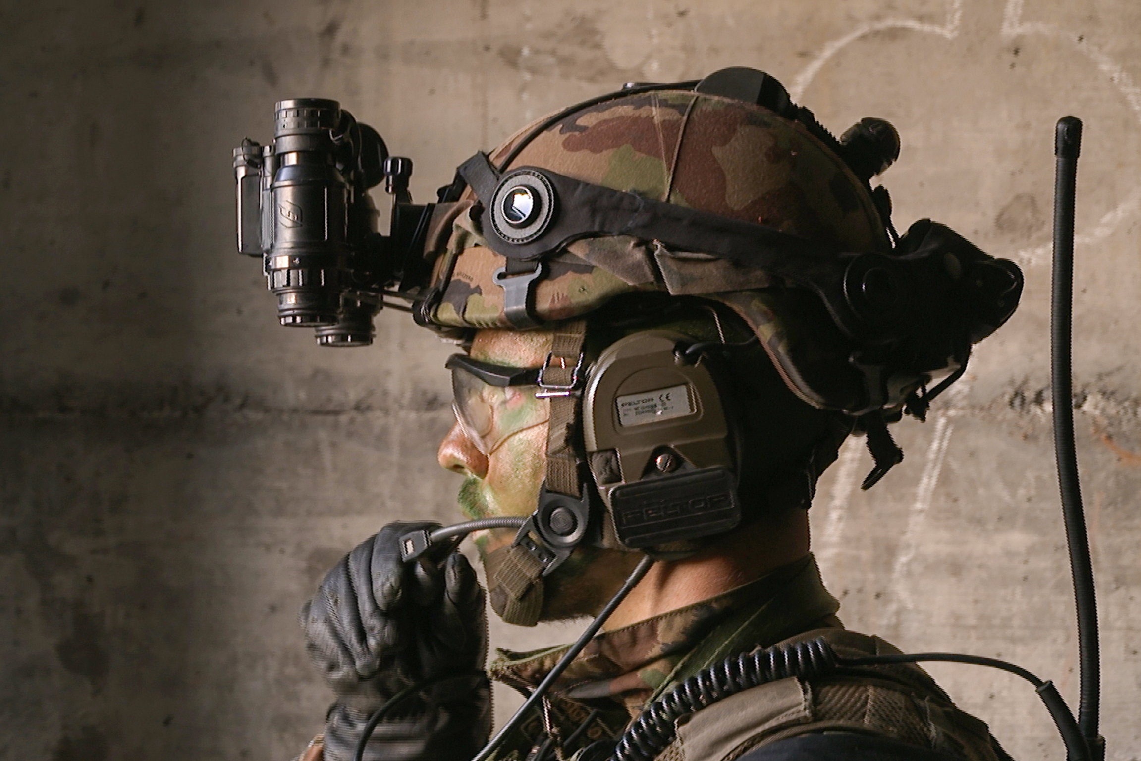 SRF DOKDie Schweizer Armee der Zukunft – Cyberkrieg, Luftabwehr und BodentruppenEin Grenadier der Schweizer Armee trainiert für den Ernstfall.Copyright: SRF