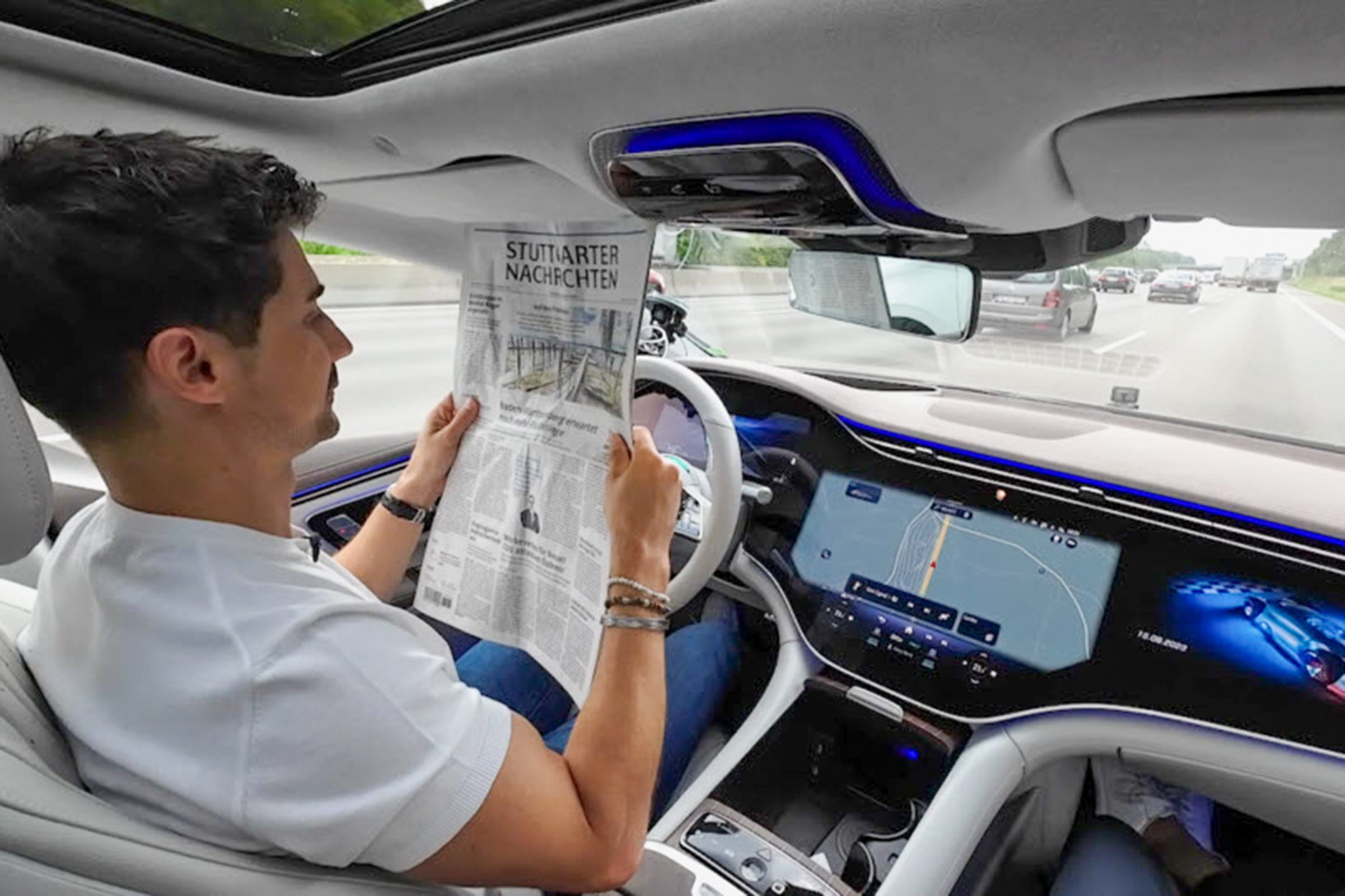 EinsteinAutonomes Fahrzeug: Mobilität der Zukunft oder Wunschdenken?Tobias Müller liest die Zeitung am Steuer.Copyright: SRF