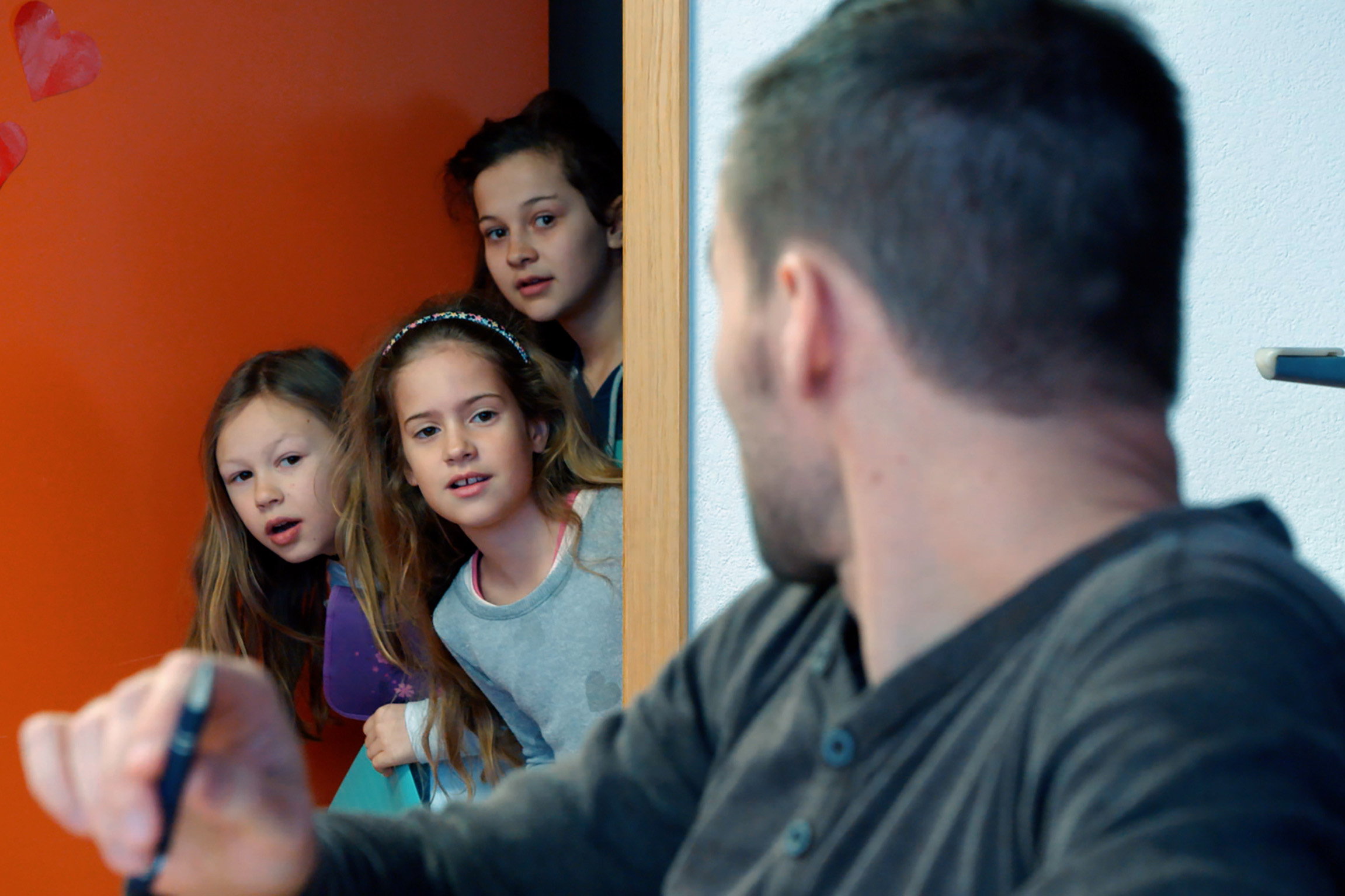 SRF DOKBratsch – Ein Dorf macht SchuleDamian Gsponer wird von drei Mädchen überrascht.Copyright: SRF