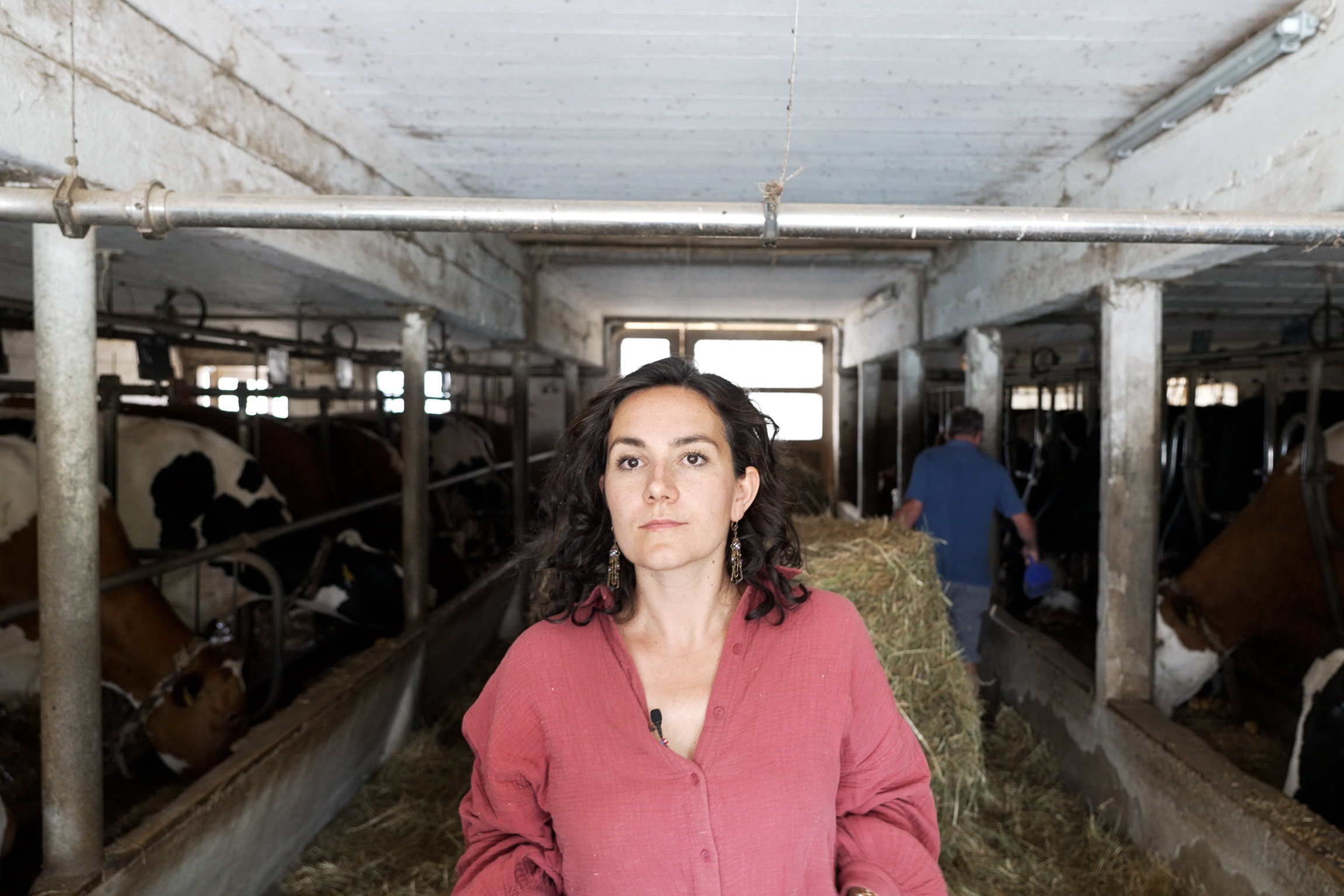 rec.Vegetarisch vs. Fleisch essen – Die Kontroverse auf dem LandRahel Lenz in einem KuhstallCopyright: SRF