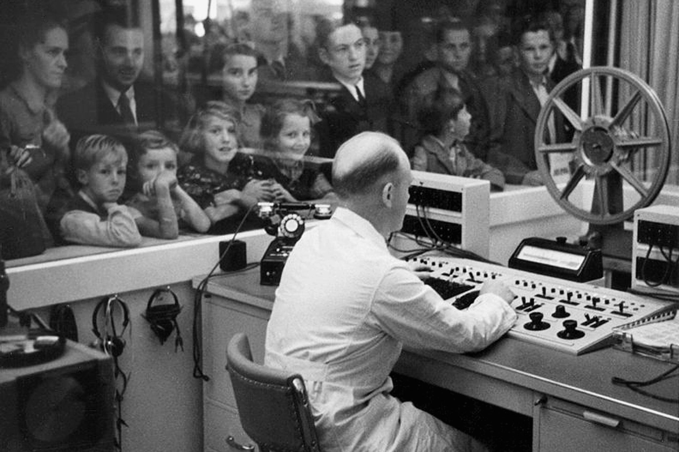 UNESCO-Welttag des audiovisuellen ErbesChronik, historische Aufnahme50 Jahre SF DRSRadiostudio an der Landi, 1939Der Techniker am Mischpult wird vom Publikum bestauntCopyright: SRF