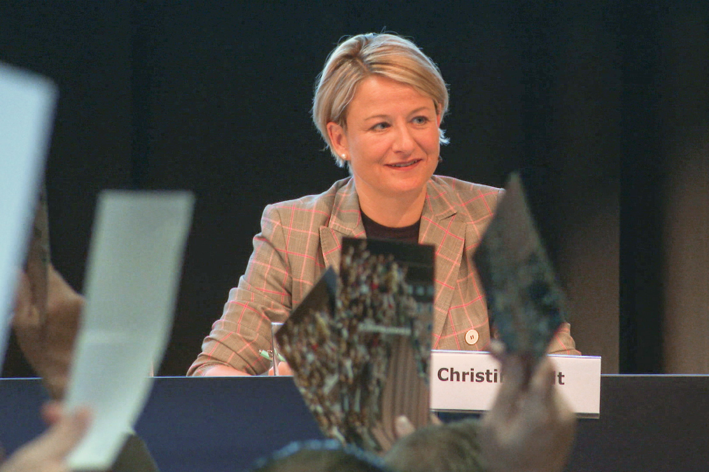 ReporterOlma in finanzieller Not – Direktorin auf RettungsmissionChristine Bolt: Der Grundstein ist gelegt, die Genossenschafterinnen und Genossenschafter stimmen einer AG zu.Copyright: SRF