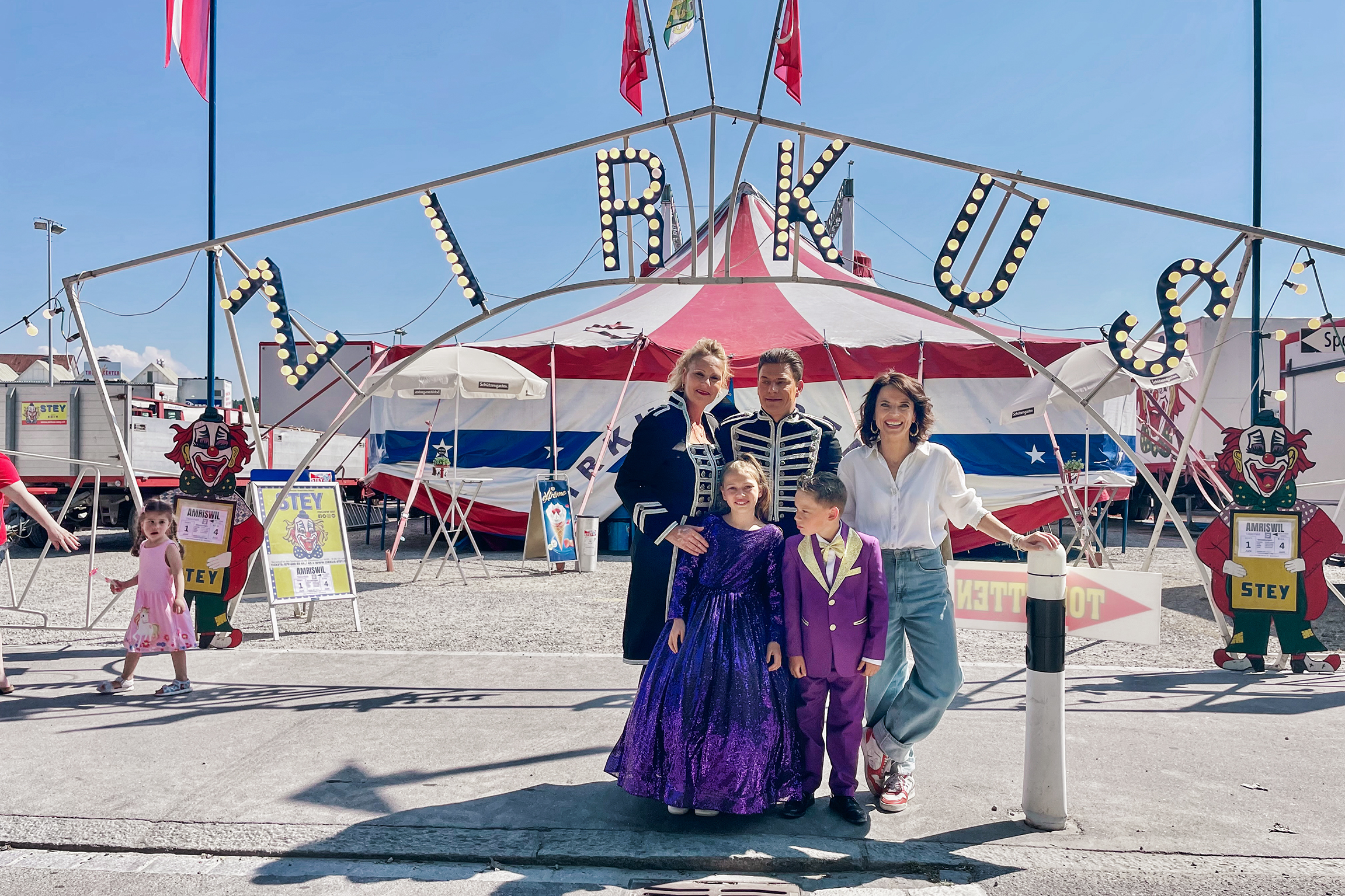 Mona mittendrin Leben im Zirkus – Zusammenhalt zwischen harter Arbeit und ÜberlebenskampfZirkusdirektoren-Familie: Mia Stey, Simone Stey, Martin Stey, Rolf (Rolfi) Stey und Mona Vetsch2023Copyright: SRF
