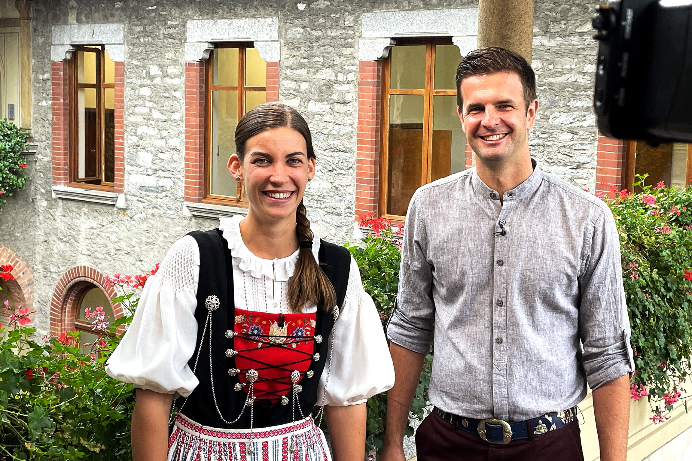 Potzmusigaus der Altstadt von BellinzonaAlphornsolistin Lisa Stoll und Nicolas Senn im Corte di Municipio.Copyright: SRF/Sandra Iten