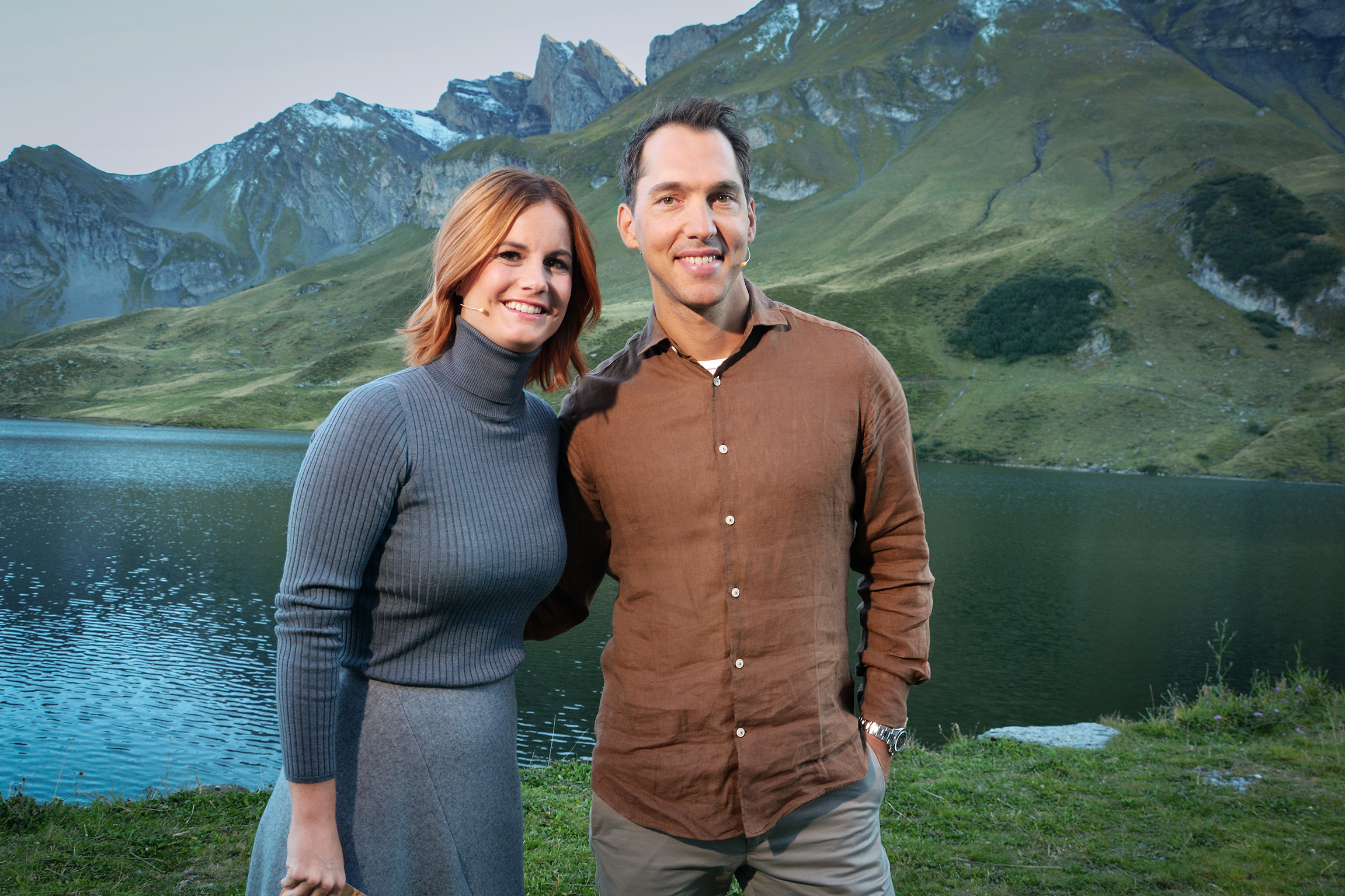 Samschtig-JassModeratorinb Fabienne Gyr und Carlo JankaSendung vom 21.10.2023Copyright: SRF