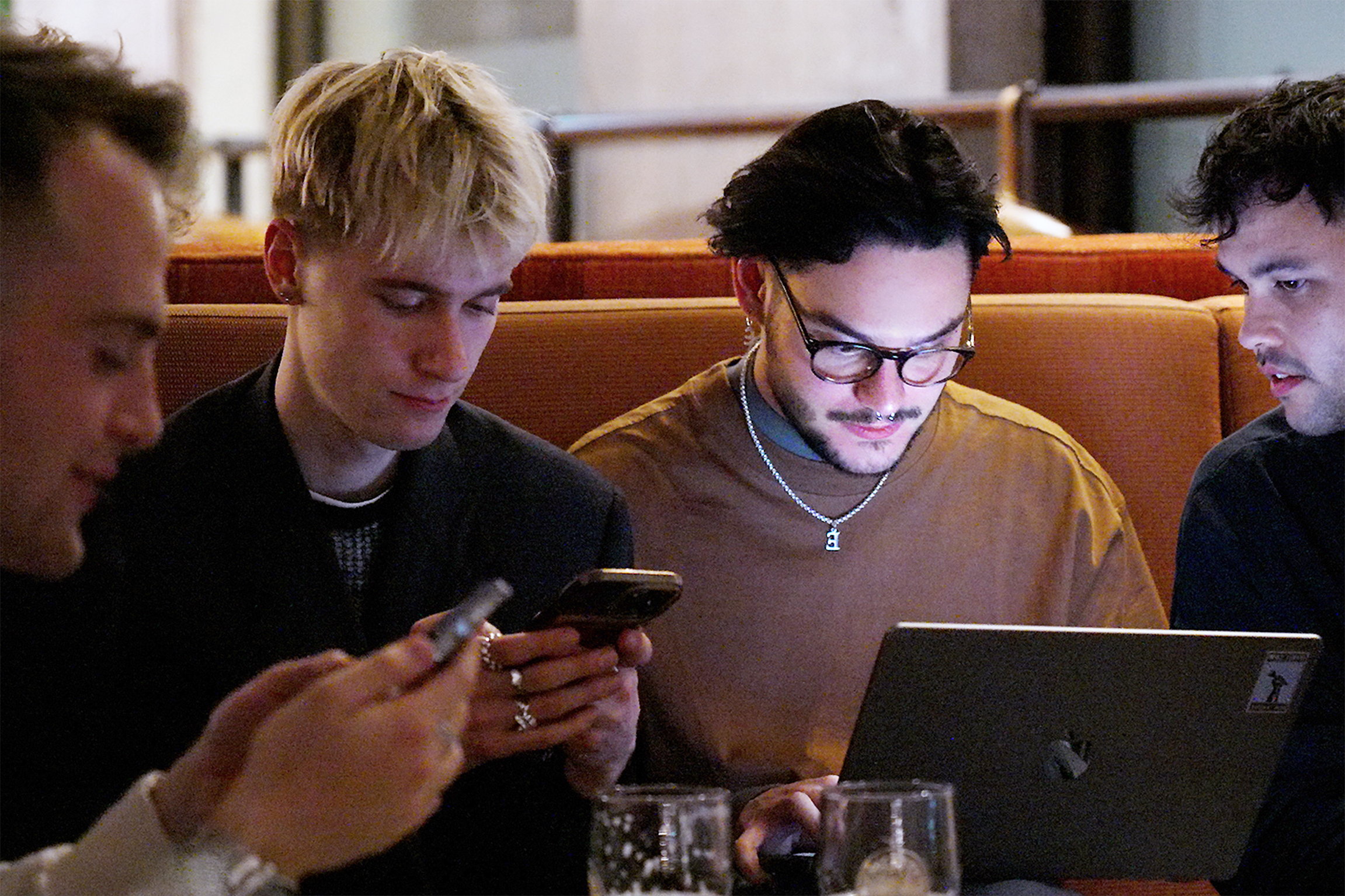 rec.Macht «New Work» glücklich? Zwischen Freiheit und BurnoutDie Mitarbeiter von «Zeam» arbeiten noch bis spät am Abend.Copyright: SRF