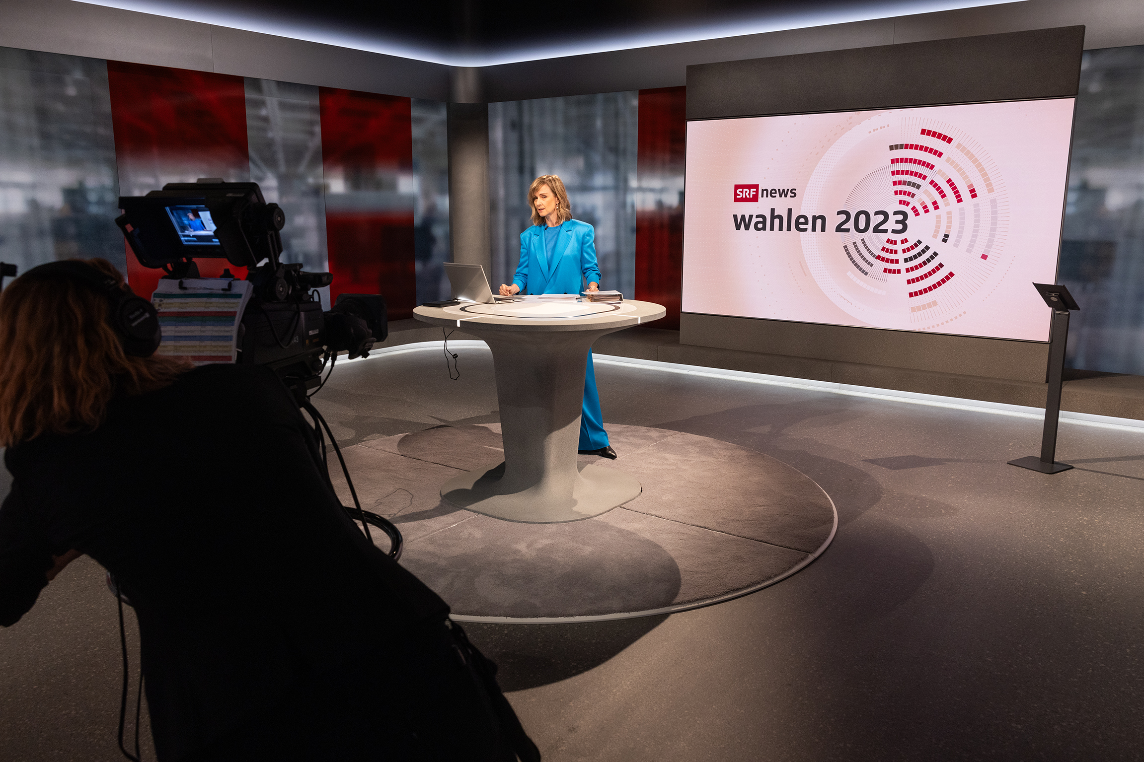 SRF News – Wahlen 2023Wahlsonntag 22.10.2023Moderatorin Nathalie Christen führt die Zuschauerinnen und Zuschauer im Fernsehen ab 12.00 Uhr durch die zwölfstündige Livesendung aus dem Wahlstudio Zürich Leutschenbach Copyright: SRF/Gian Vaitl