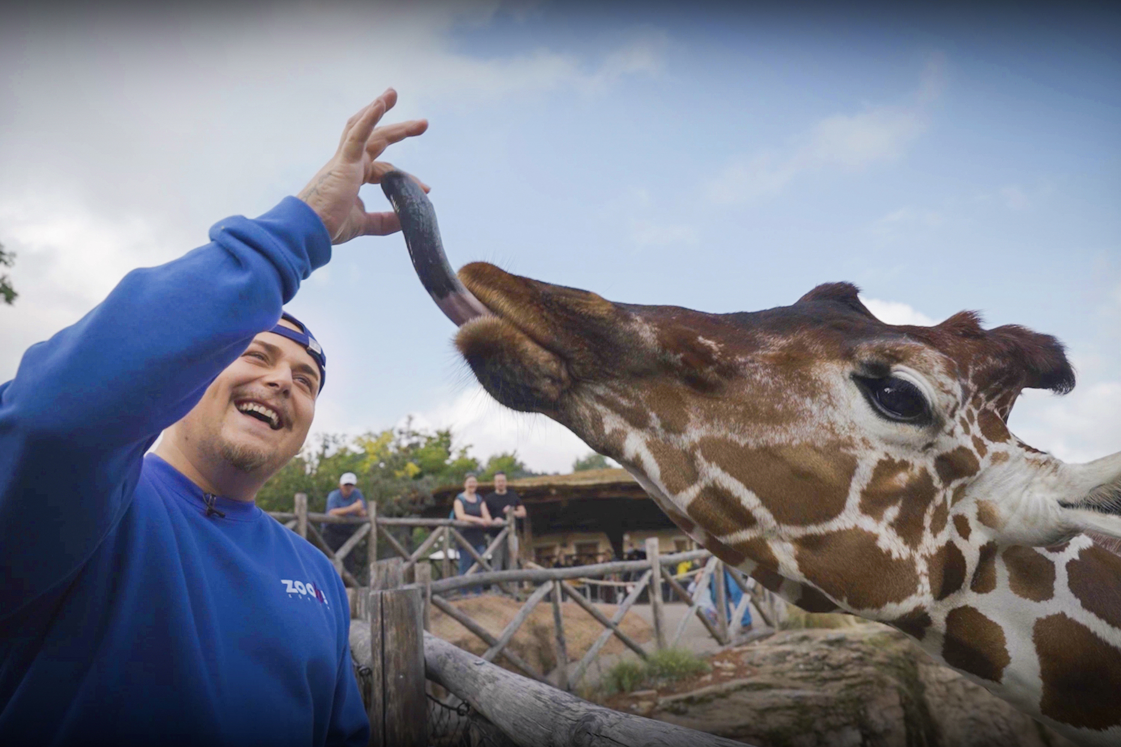 Mission: EAZRapper EAZ stellt sich seiner TierphobieStaffel 1Folge 3Hautnah: Rapper EAZ schliesst Freundschaft mit einer Giraffe.Copyright: SRF