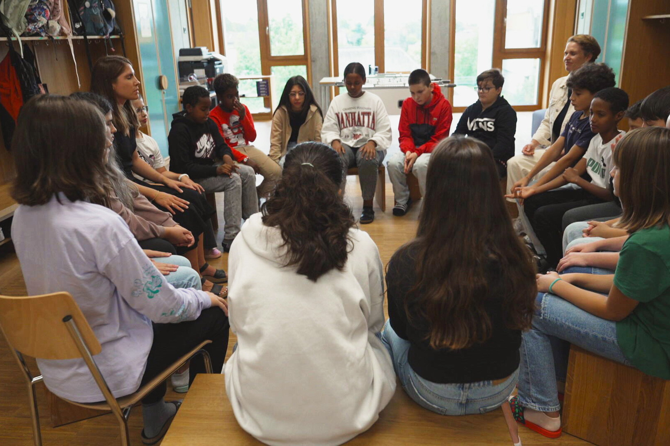 EinsteinSchule der Zukunft: So lernen unsere Kinder am bestenMeditieren im KreisCopyright: SRF