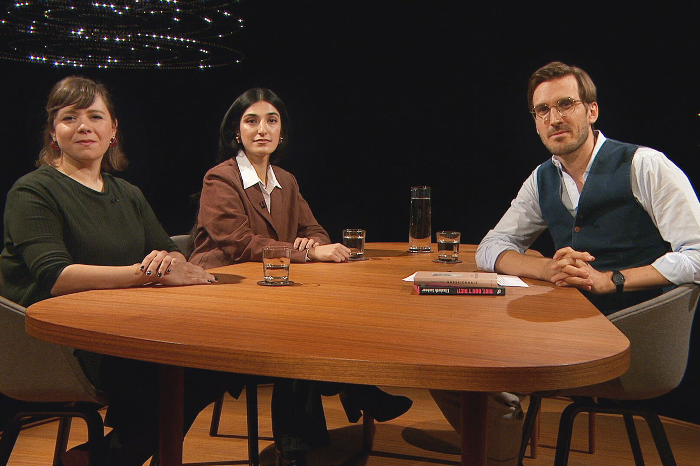 Sternstunde PhilosophieWoher kommt der Hass gegen die Hässlichkeit?Elisabeth Lechner, Kulturwissenschaftlerin und Autorin, Moshtari Hilal, Künstlerin und Autorin, und Moderator Yves BossartCopyright: SRF