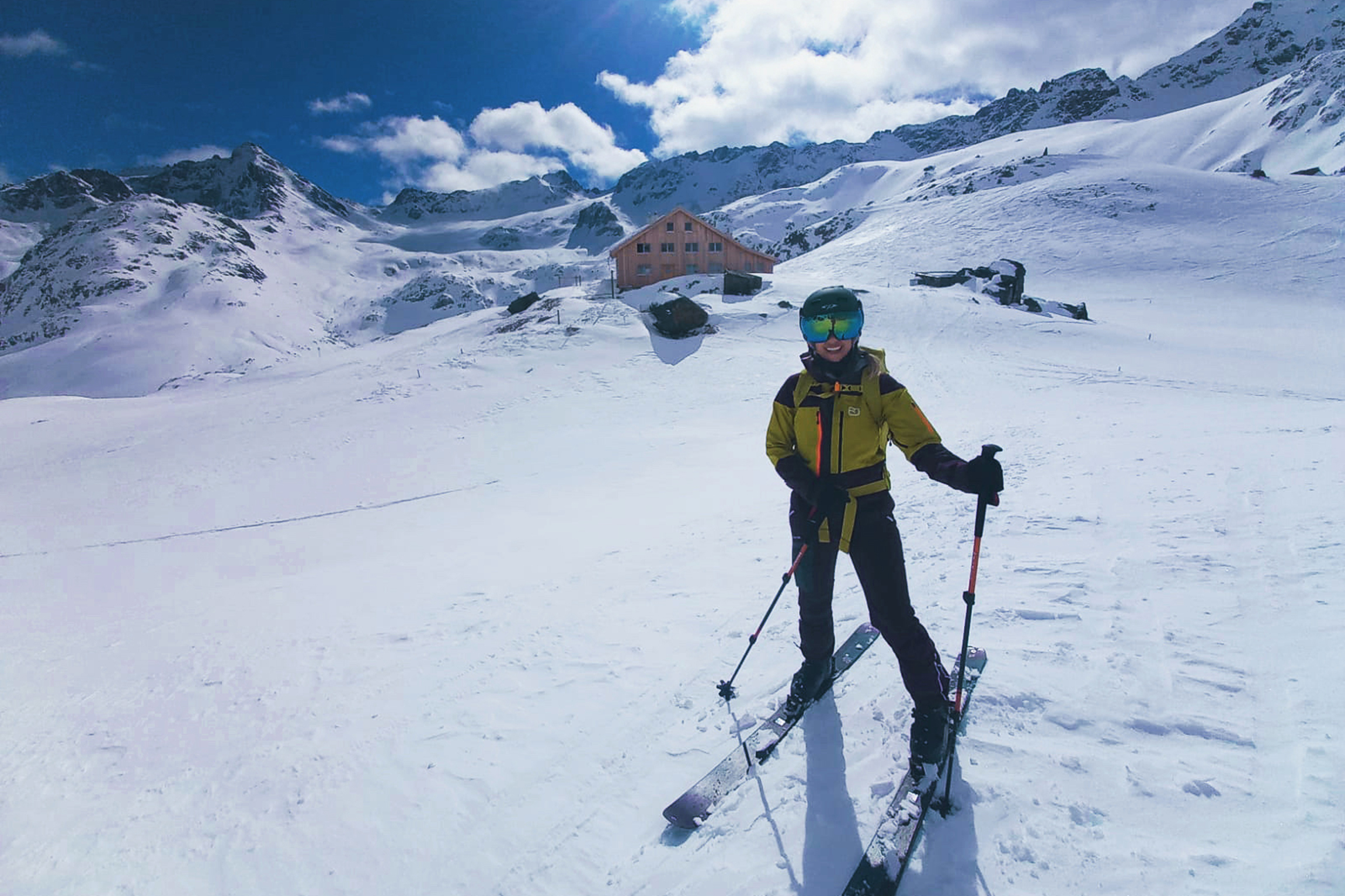 SRF bi de Lüt – Winterhüttengeschichten SpezialAbenteuer SkitourNicole Berchtold vor der Grialetschhütte im Bündnerland2023Copyright: SRF