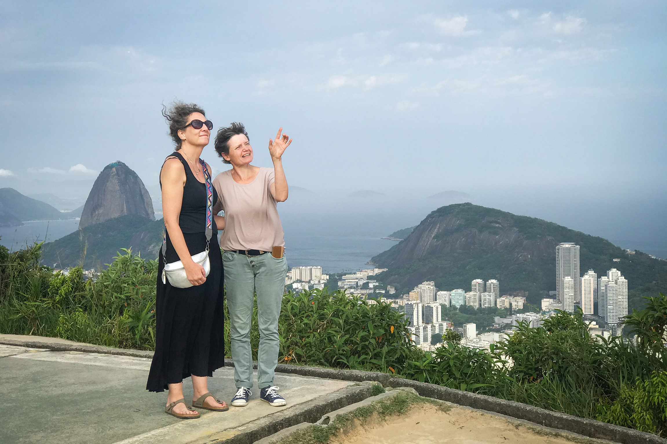 Wenn Landfrauen reisenStaffel 6Folge 2BrasilienLotti Baumann und Brigitte Wegmüller betrachten die berühmte Christusstatue in Rio de Janeiro, Brasilien.2023Copyright: SRF