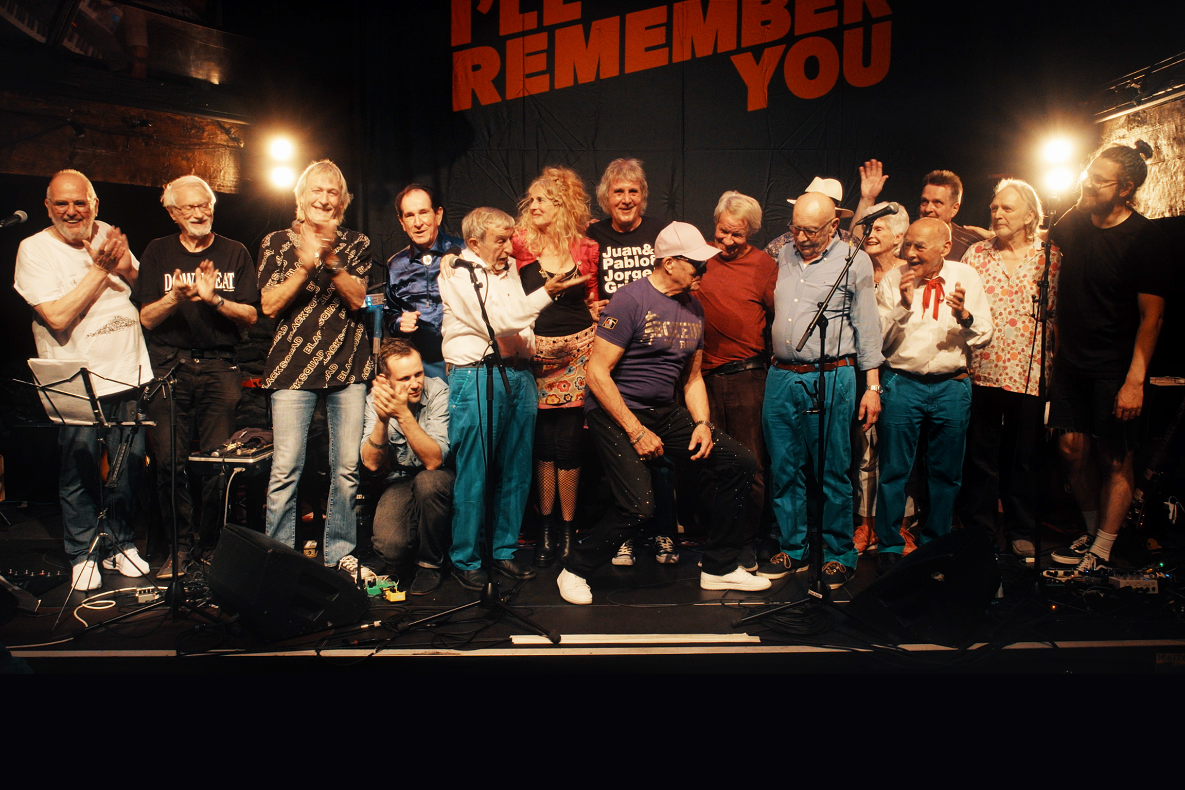 I`ll remember you – Alt werden und jung bleiben im Schweizer RockI’ll Remember You Band nach dem Auftritt im Atlantis 2023: Claude Pfau, Bruno Spoerri, Schöre Müller, Fabian Chiquet, Terry Senn, Georg Bechtel, Christine Lauterburg, Christoph Alisbach, Barry Window, Tinu Heiniger, Werner Vollmer, Küre Güdel, Valerie Claus, Hans Willin, Sam Jungen, Düde Dürst. Victor MoserCopyright: SRF/Milan Film