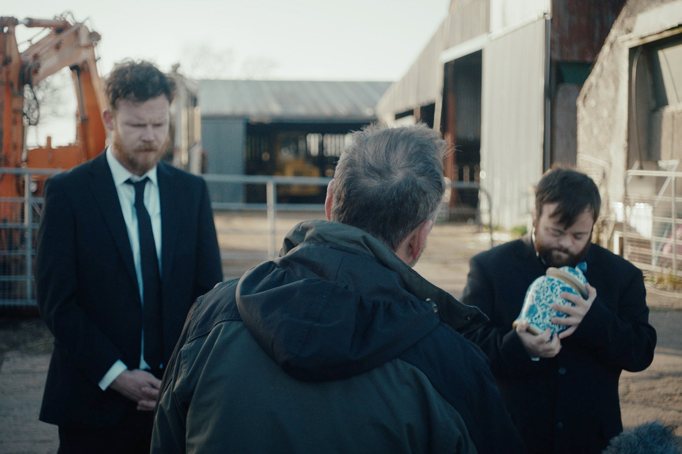 An Irish GoodbyeTrauernde Brüder: Seamus O’Hara als Turlough, Paddy Jenkins als Pater O’Shea, James Martin als LorcanCopyright: SRF/NITV