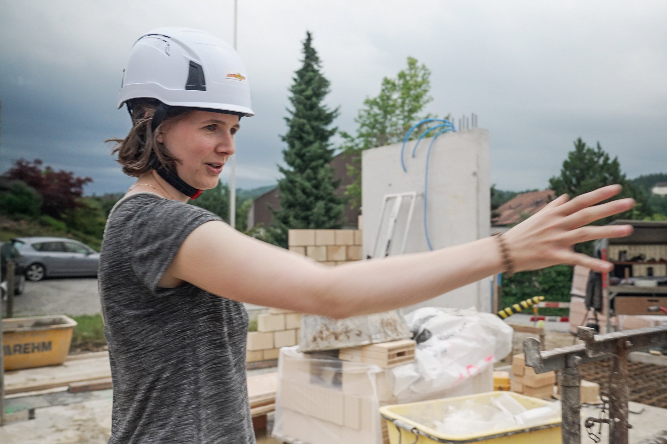rec.Sehnsucht nach dem Eigenheim – Warum träumen Millennials noch vom Hausbau?Tirza auf der Baustelle Copyright: SRF