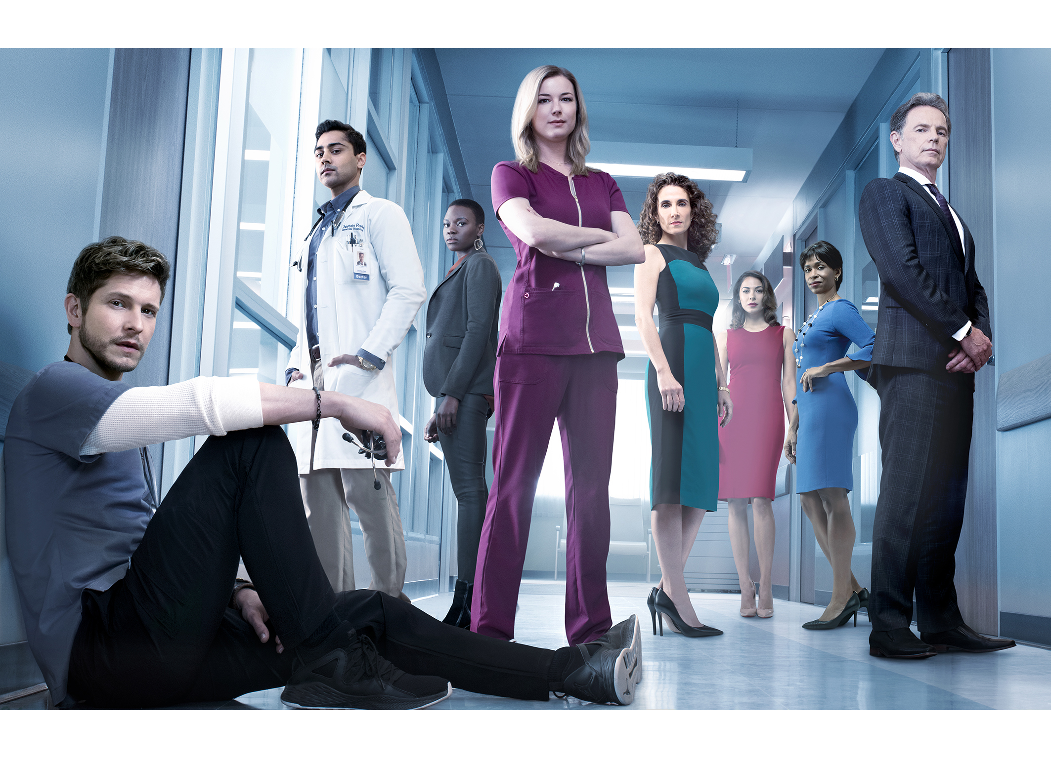 Atlanta Medical Gruppenbild der Hauptdarsteller: v.l. Matt Czuchry als Conrad Hawkins, Manish Dayal als Devon Pravesh, Shaunette Renée Wilson als Mina Okafor, Emily Van Camp als Nicolette Nevin Melina Kanakaredes als Lane Hunter, Moran Atias als Renata Morali, Merrin Dungey als Claire Thorpe, Bruce Greenwood als Randolph Bell