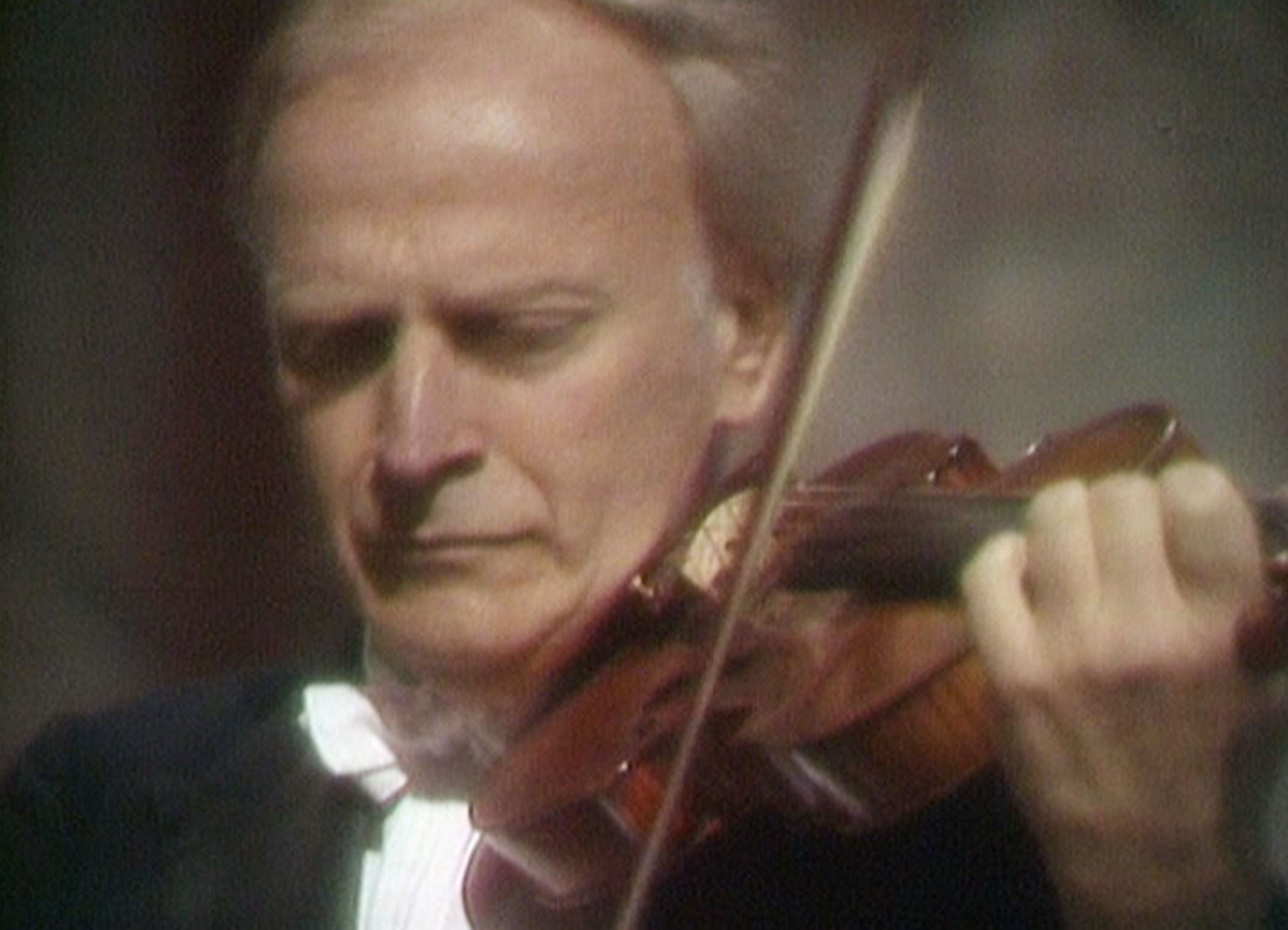 Yehudi Menuhin - das Schweizer VermächtnisYehudi Menuhin :Standbild aus den wiederentdeckten und erstmals zu sehenden Filmaufnahmen mit Yehudi Menuhin. Aufgenommen während dem «Menuhin Festival Gstaad» 1976.