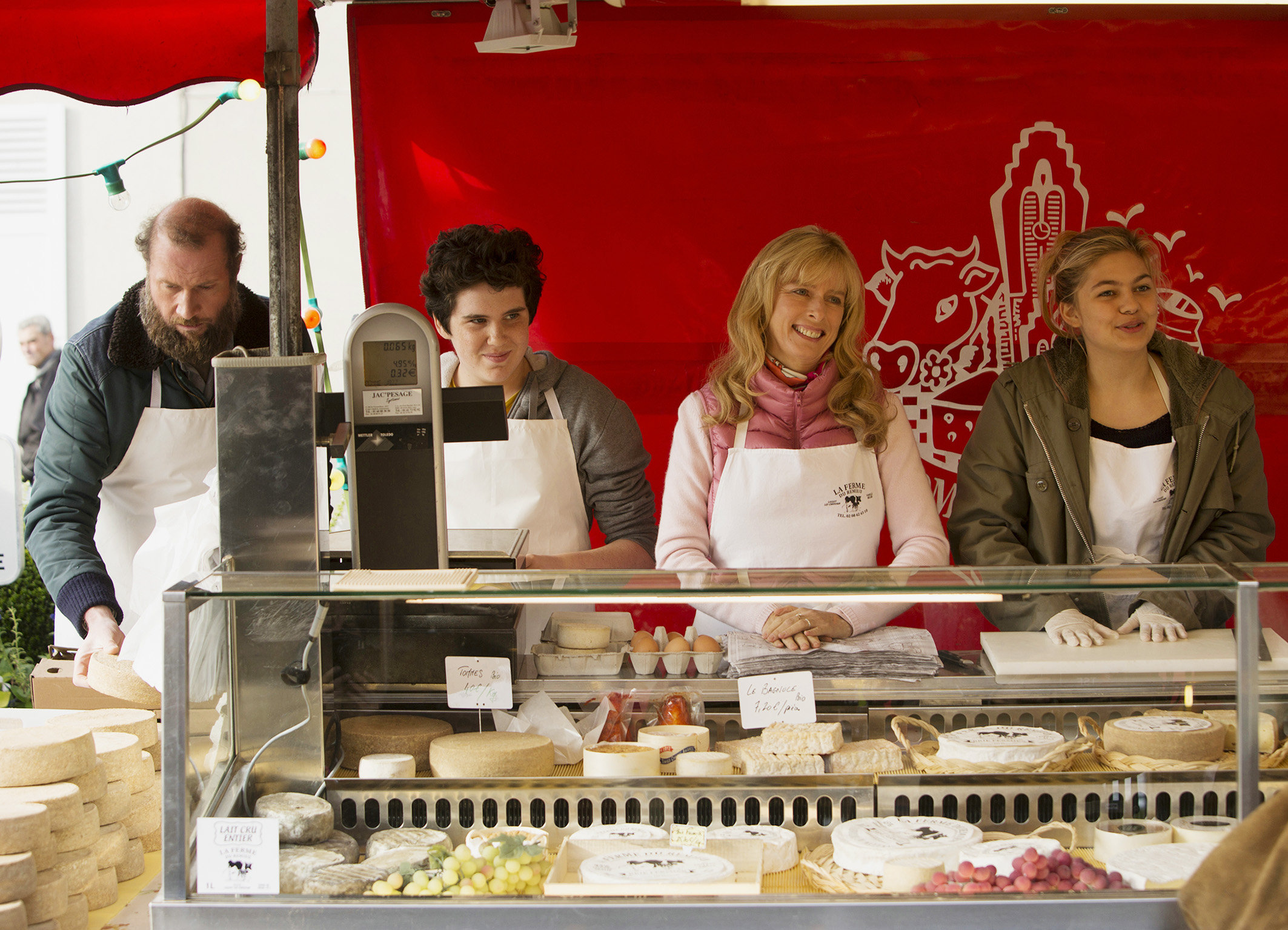 Verstehen Sie die Béliers?Die Familie am Marktstand: François Damiens als Rodolpho, Luca Gelberg als Quentin, Karin Viard als Gigi, Louane Emera als Paula