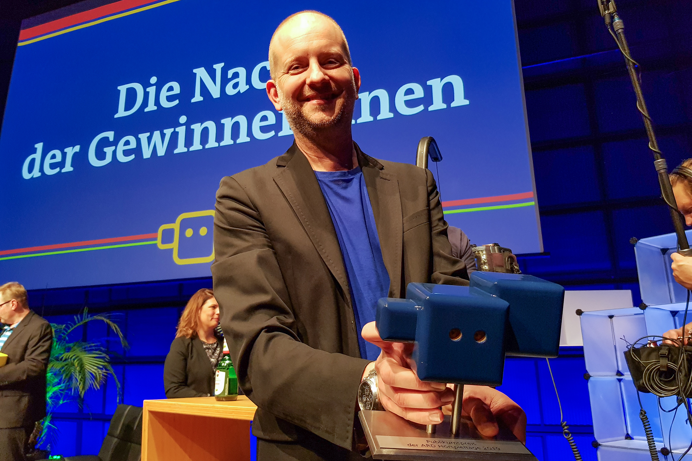 SRF-Hörspiel gewinnt bei den ARD-Hörspieltagen 2019 den Publikumspreis Der Bieler Autor und Performer Michael Stauffer (Bild) wurde beim diesjährigen Wettbewerb zum «Deutschen Hörspielpreis der ARD» mit dem Publikumspreis – dem ARD Online Award – ausgezeichnet.