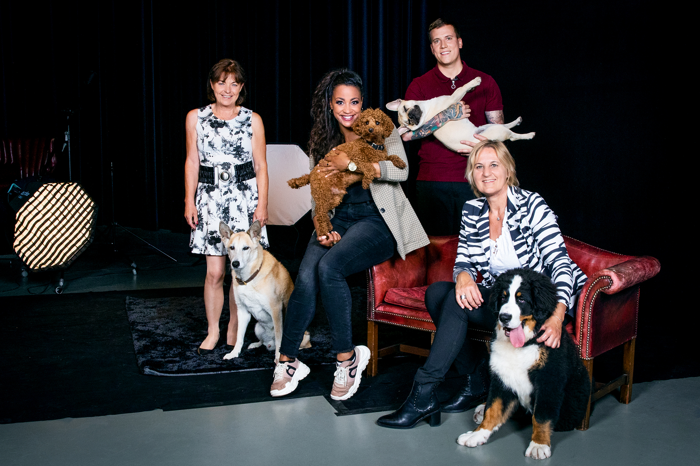 G&G-Sommerserie: Das goldene Knöchlein v.l. Hunde-Coach Monika Fasnacht mit den Hundebesitzer:innen Fabienne Louves, Fabio Landolt und Brigitte Oertli.2021