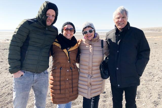 Meine fremde Heimat IranSima und Remo Diethelm mit ihren Eltern Sylvie und Majid Bagmische am Urmia See.