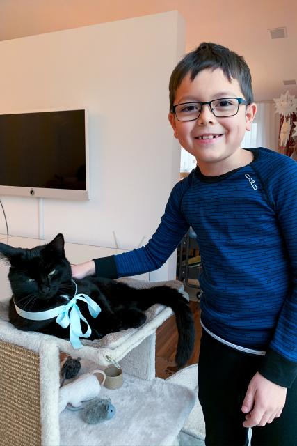 Mona mittendrin - Update (Frühling 2020) Auf der KinderkrebsstationFinn Schär zu Hause mit seiner Katze.Copyright: SRF