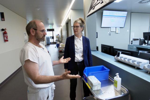 DOK - Das Virus und wir DOK-Autorin Andrea Pfalzgraf im Gespräch mit Peter Steiger, leitender Arzt am Universitätsspital Zürich