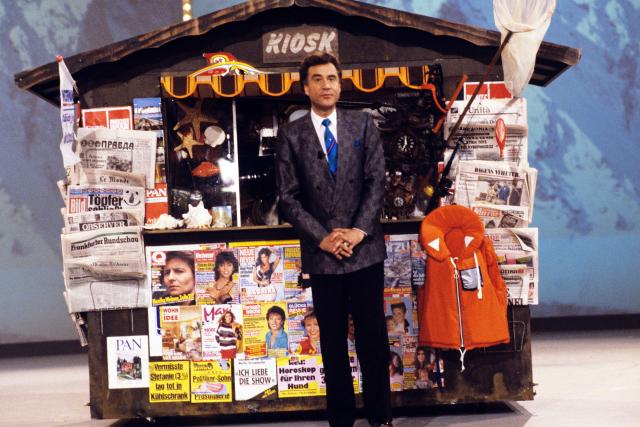 40 Jahre Verstehen Sie Spass? Die grosse Geburtstagsshow Moderator Kurt Felix vor einem Kiosk, 1987.