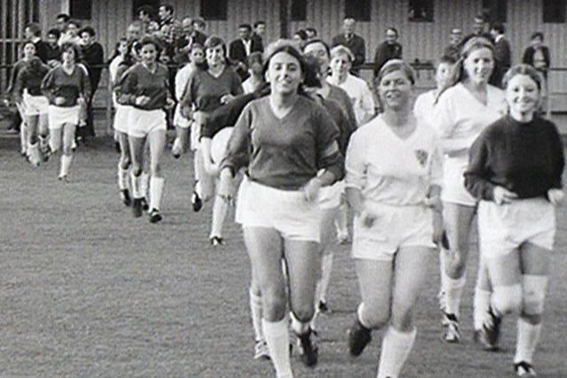 Belächelt, beschimpft, bejubelt 50 Jahre Frauenfussball in der SchweizEinlaufende Fussballspielerinnen, DFC Zürich  DFC Heuried, Oerlikon, 1968