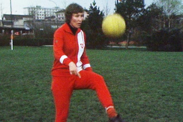 Belächelt, beschimpft, bejubelt – 50 Jahre Frauenfussball in der SchweizFussball-Pionierin und Nationalmannschafts-Kapitänin Madeleine Boll jonglierend im Dress der Schweizer Frauen-Nationalmannschaft, 1975