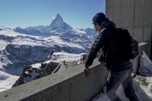 Stille Schweiz Journalist Matthias Lüscher blickt von der Gornergrat Bergstation zum Matterhorn