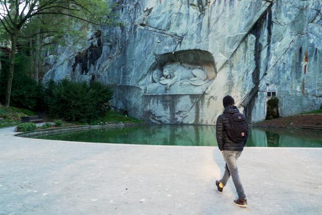 Stille Schweiz Journalist Matthias Lüscher vor dem verlassenen Löwendenkmal in Luzern