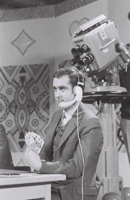 Stöck-Wys-StichJasssendung. Jassrunde im Studio.Moderator Kurt Felix hält die Karten in die Kamera. 1968Copyright SRF